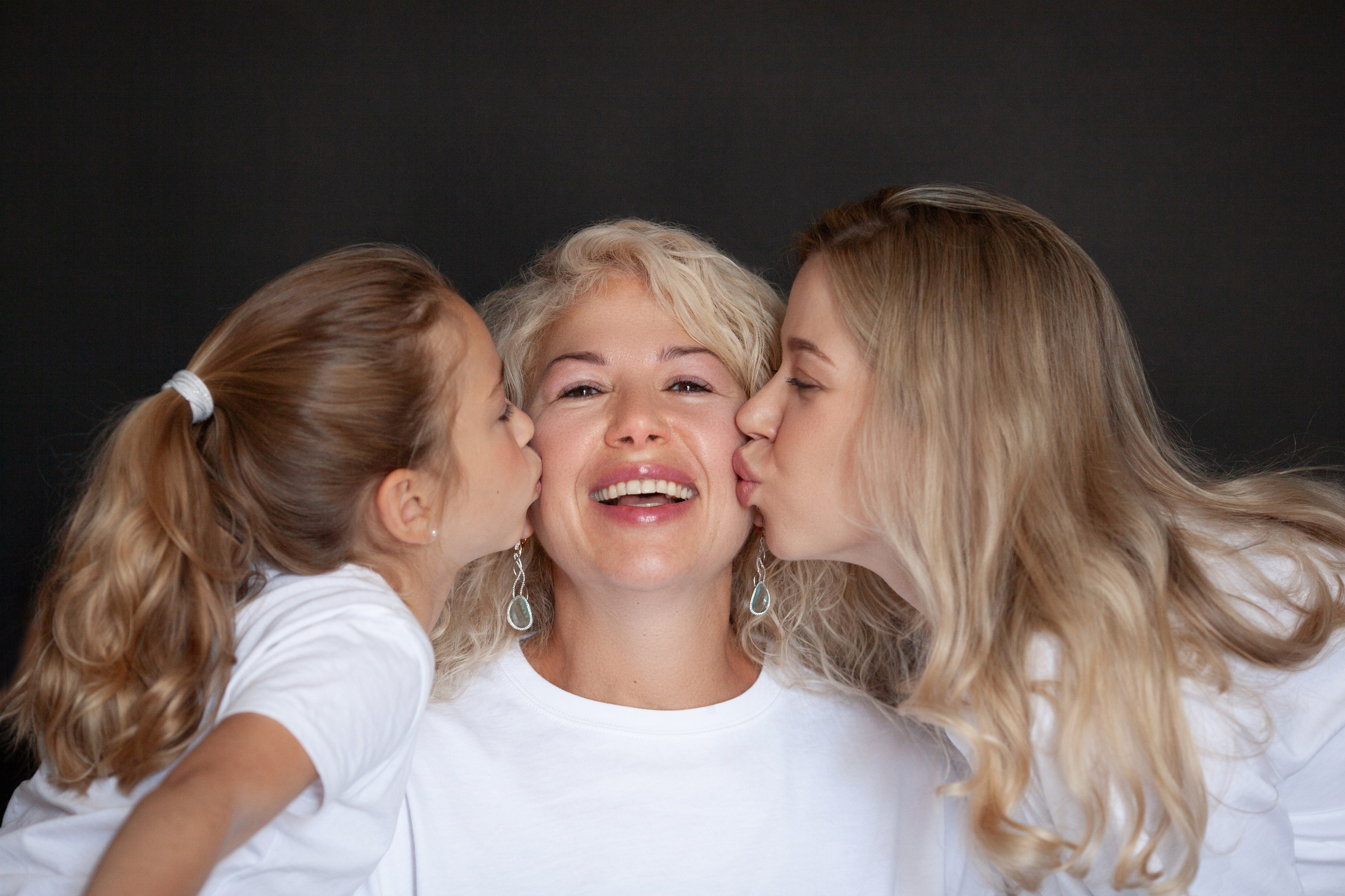 Семейная фотосессия дочек и мамы