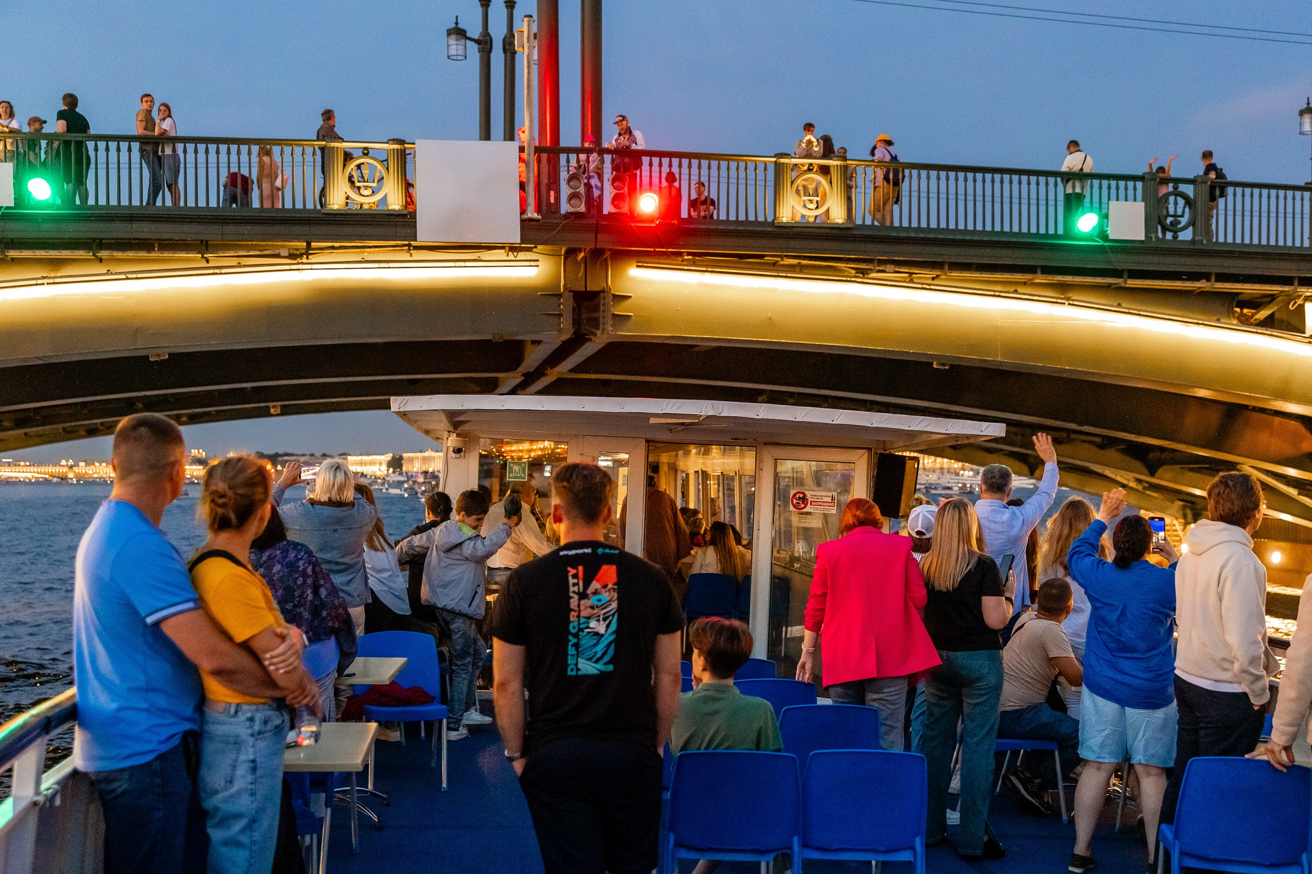 Теплоход проходит под Биржевым мостом в СПб