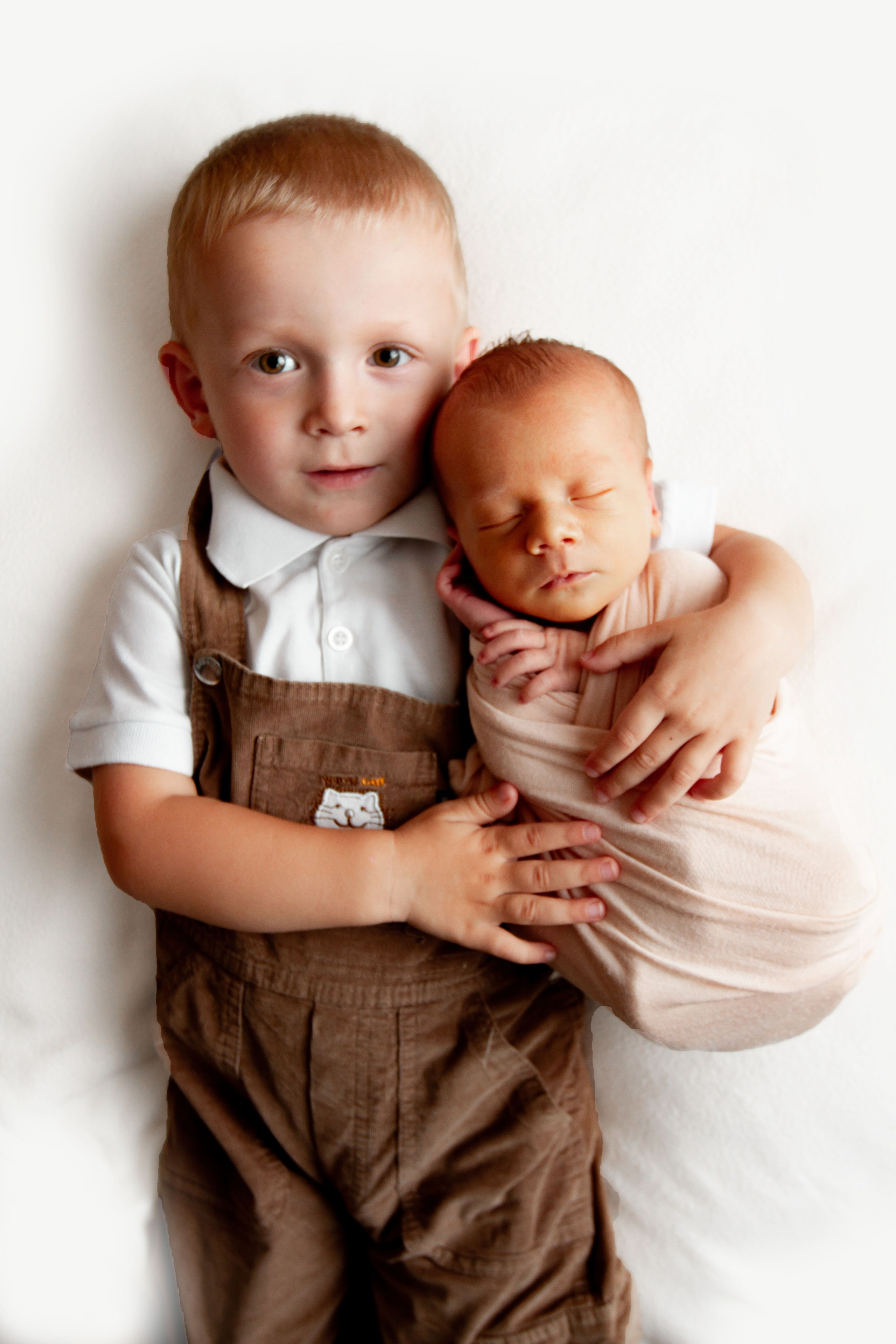 Новорожденный с братиком обнимашки