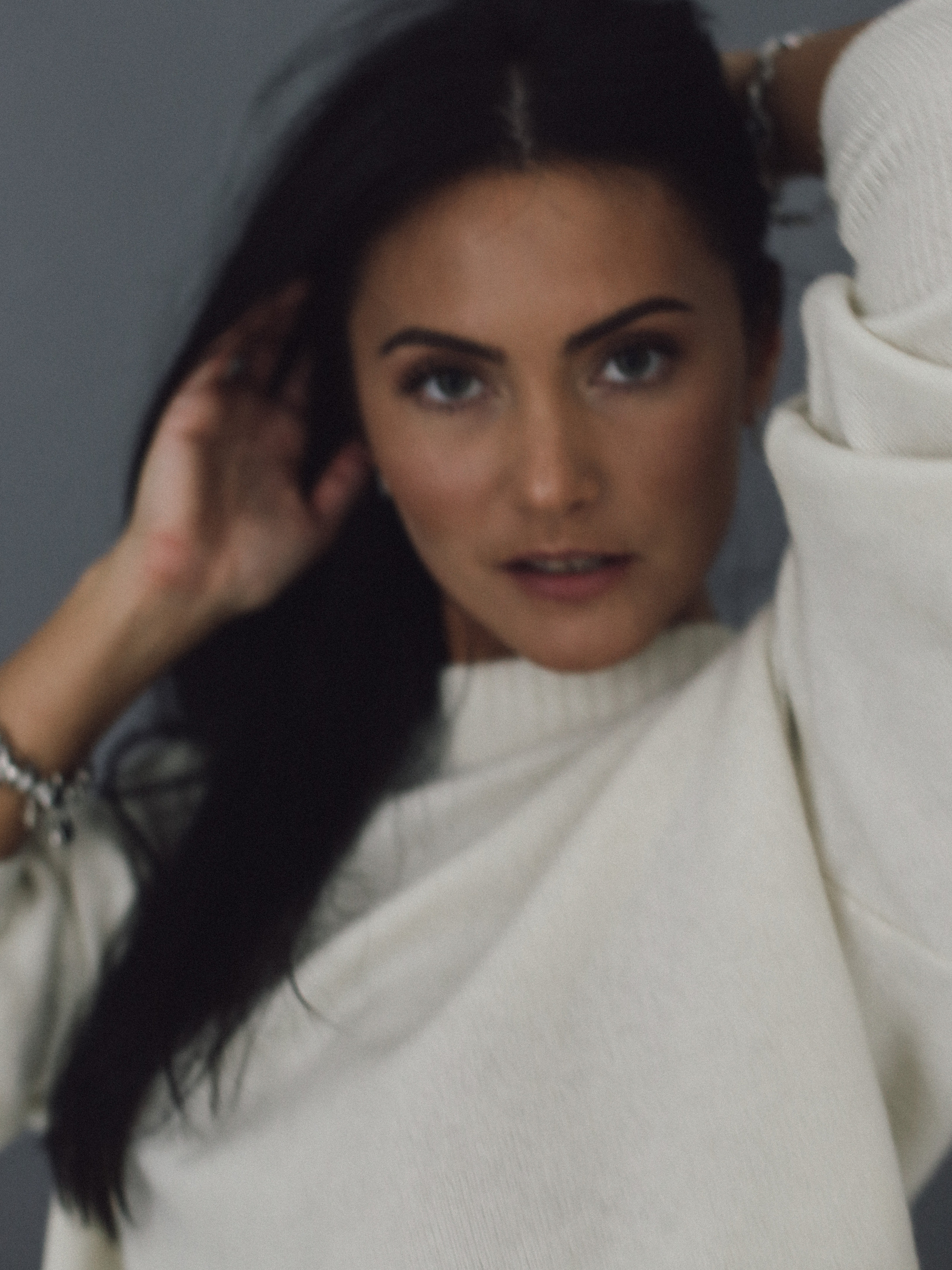 Красивая девушка придерживает свои длинные волосы