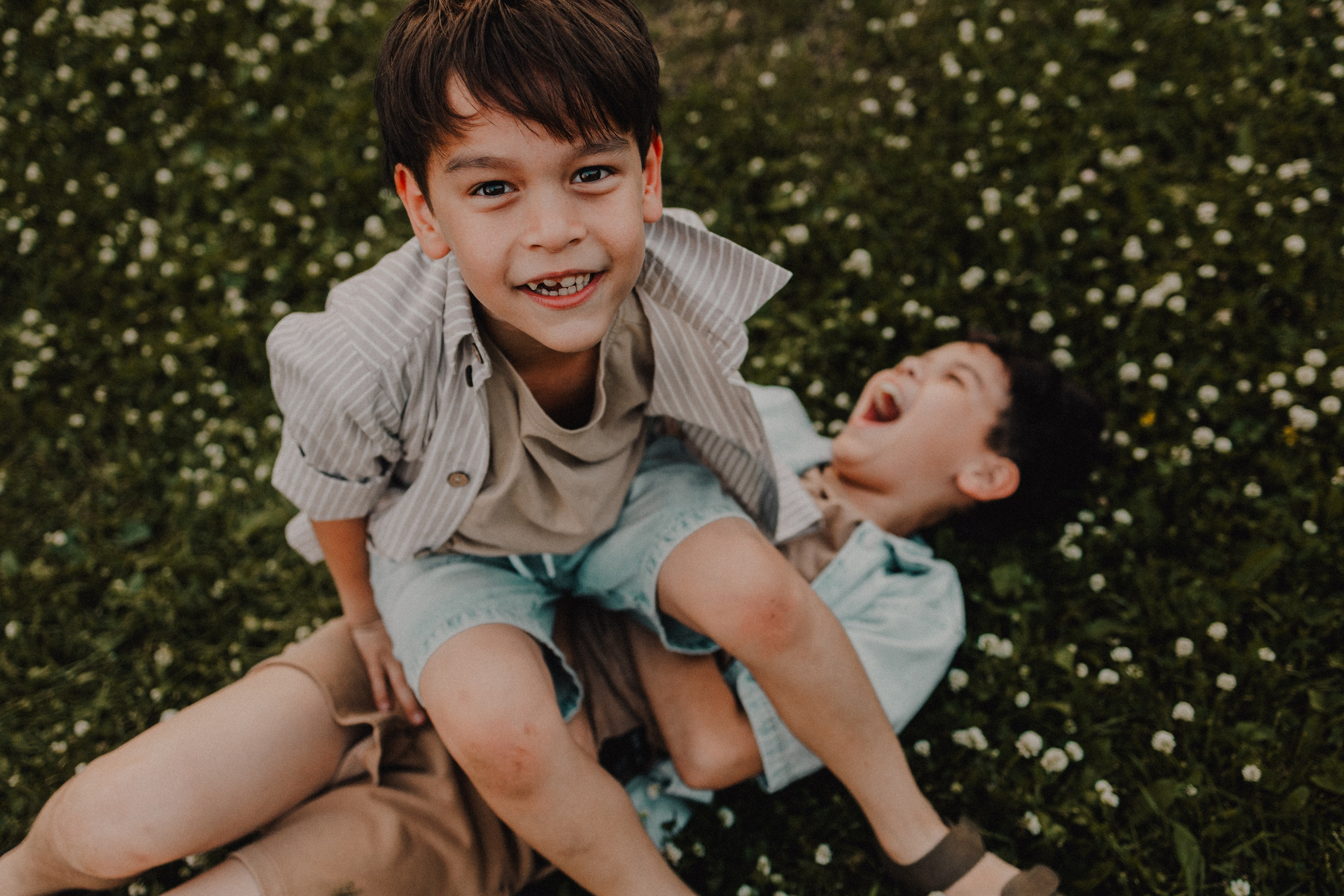 На лужайке. Семейный фотограф Москва