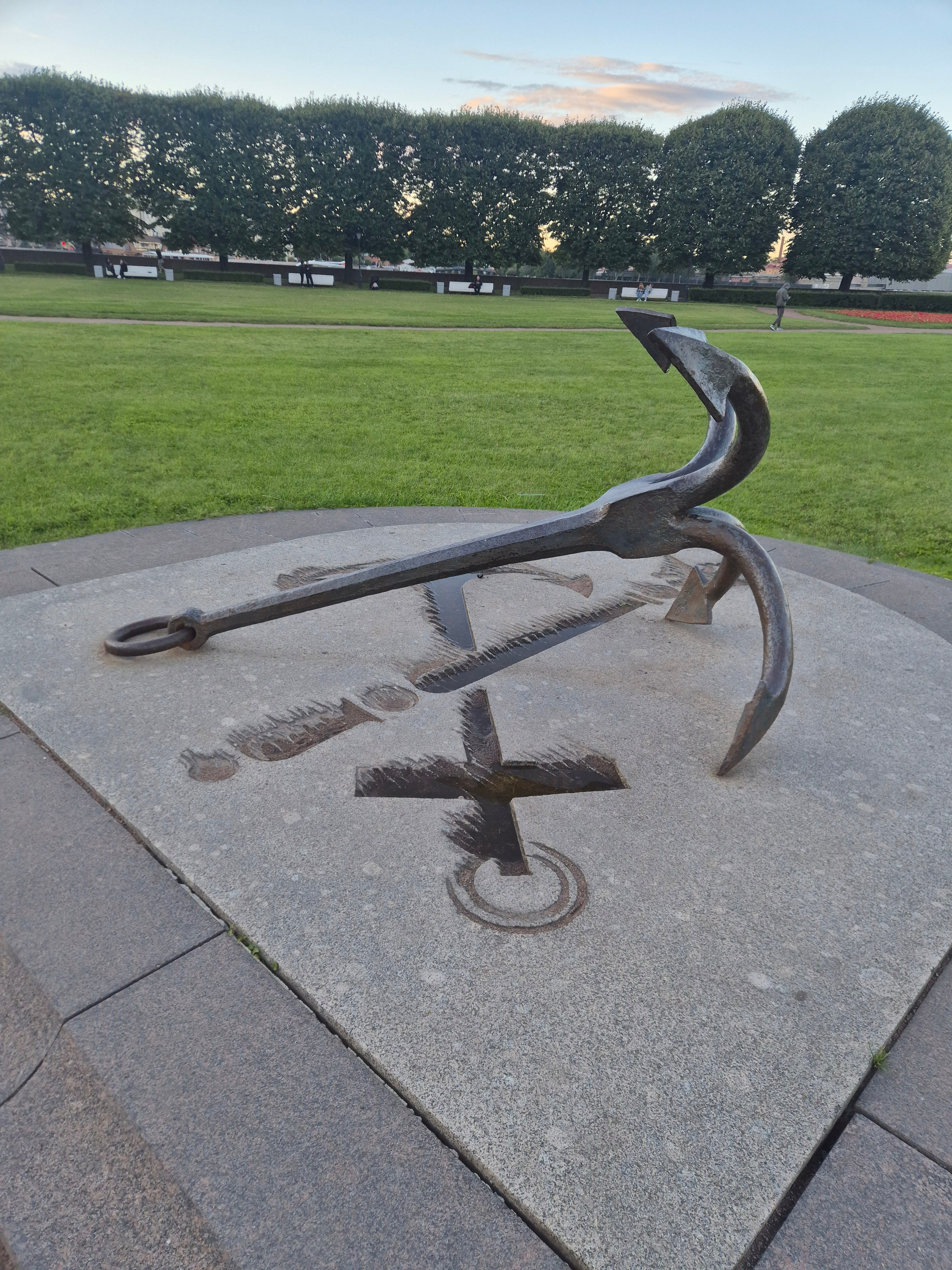 Символ города - якорь на стрелке