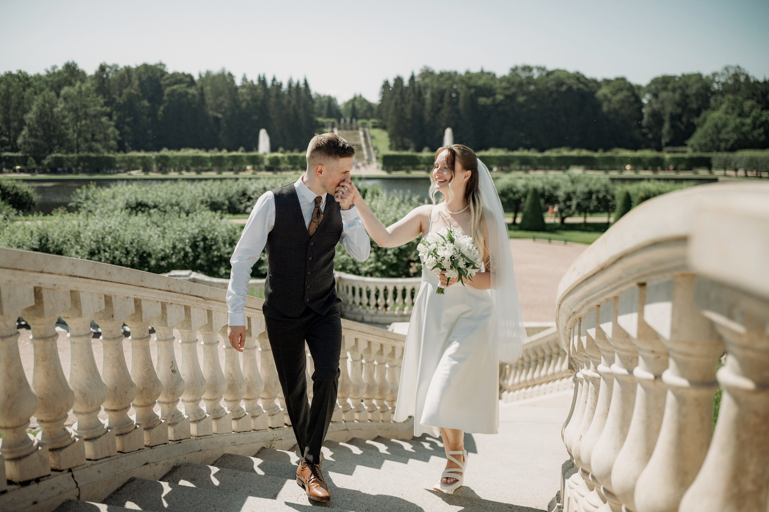 Красивые места для свадебной фотосессии летом в Санкт-Петербурге. Свадебный фотограф Александр Невский в Санкт-Петербурге