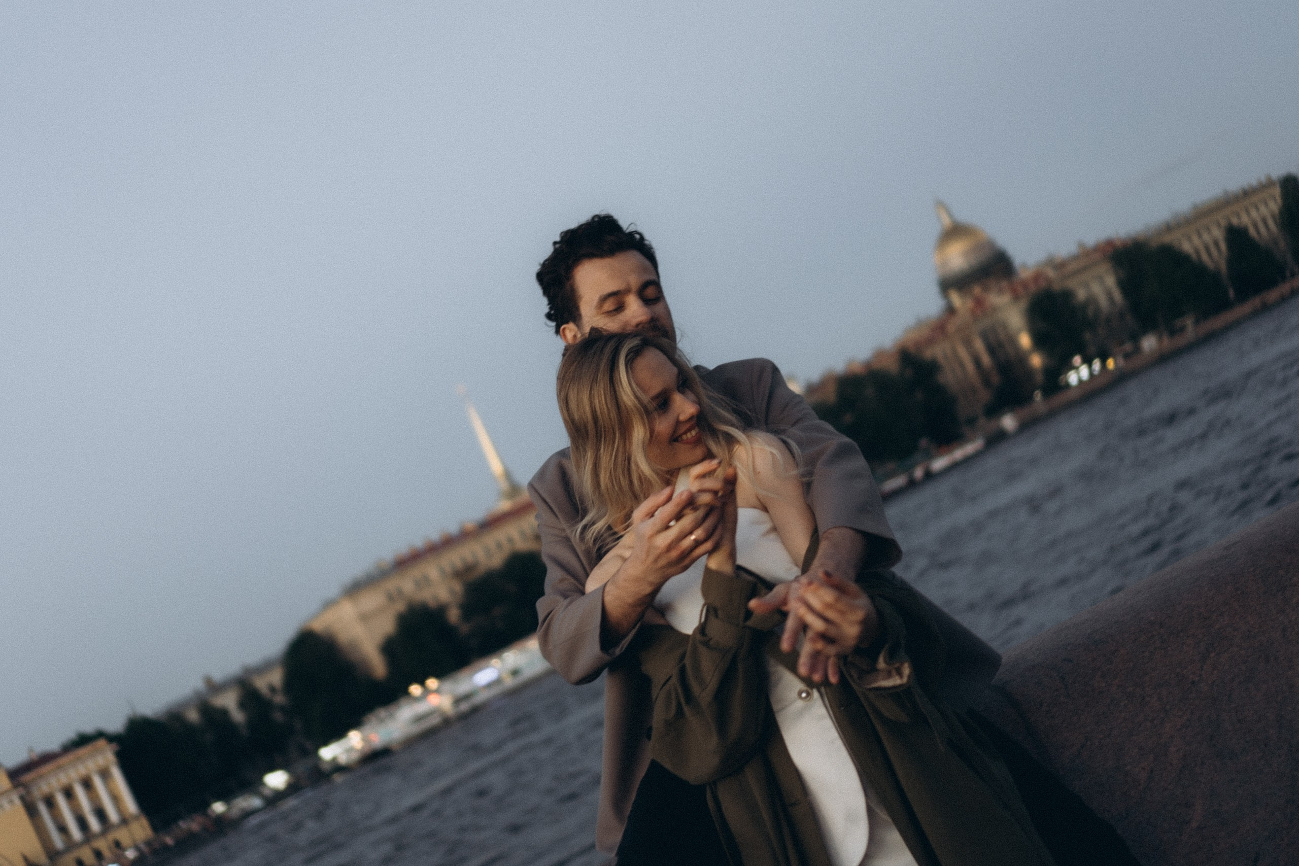 СВАДЕБНАЯ СЬЕМКА ПАРЫ НА РАССВЕТЕ В БЕЛЫЕ НОЧИ И ПРОГУЛКА С РАЗВОДНЫМИ МОСТАМИ И ПИКНИК ВОЗЛЕ ИСАКИЕВСКОГО СОБОРА. Профессиональный фотограф, Санкт-Петербург — Виктория Богомолова