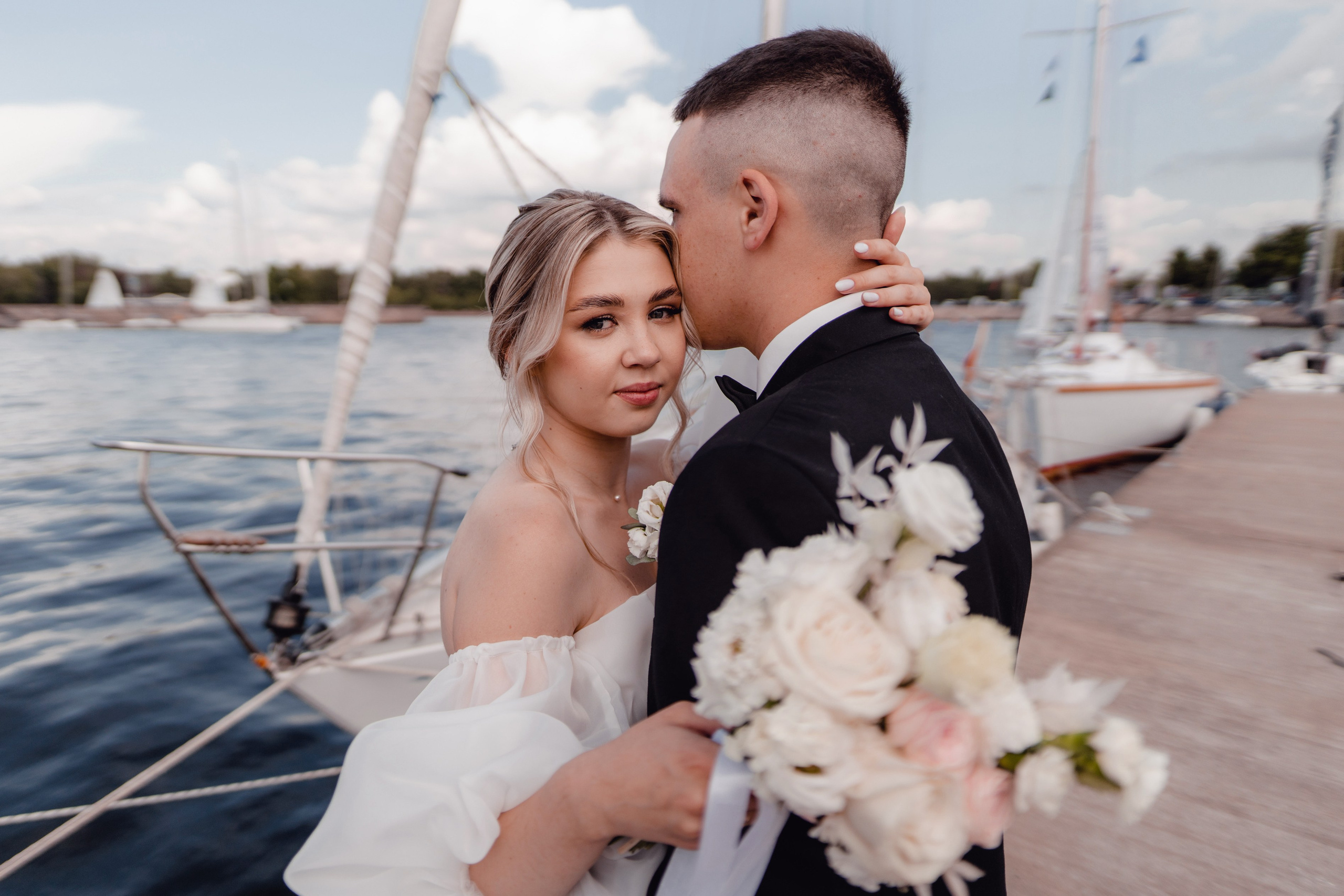 Красивые места для свадебной фотосессии летом в Санкт-Петербурге. Свадебный фотограф Александр Невский в Санкт-Петербурге