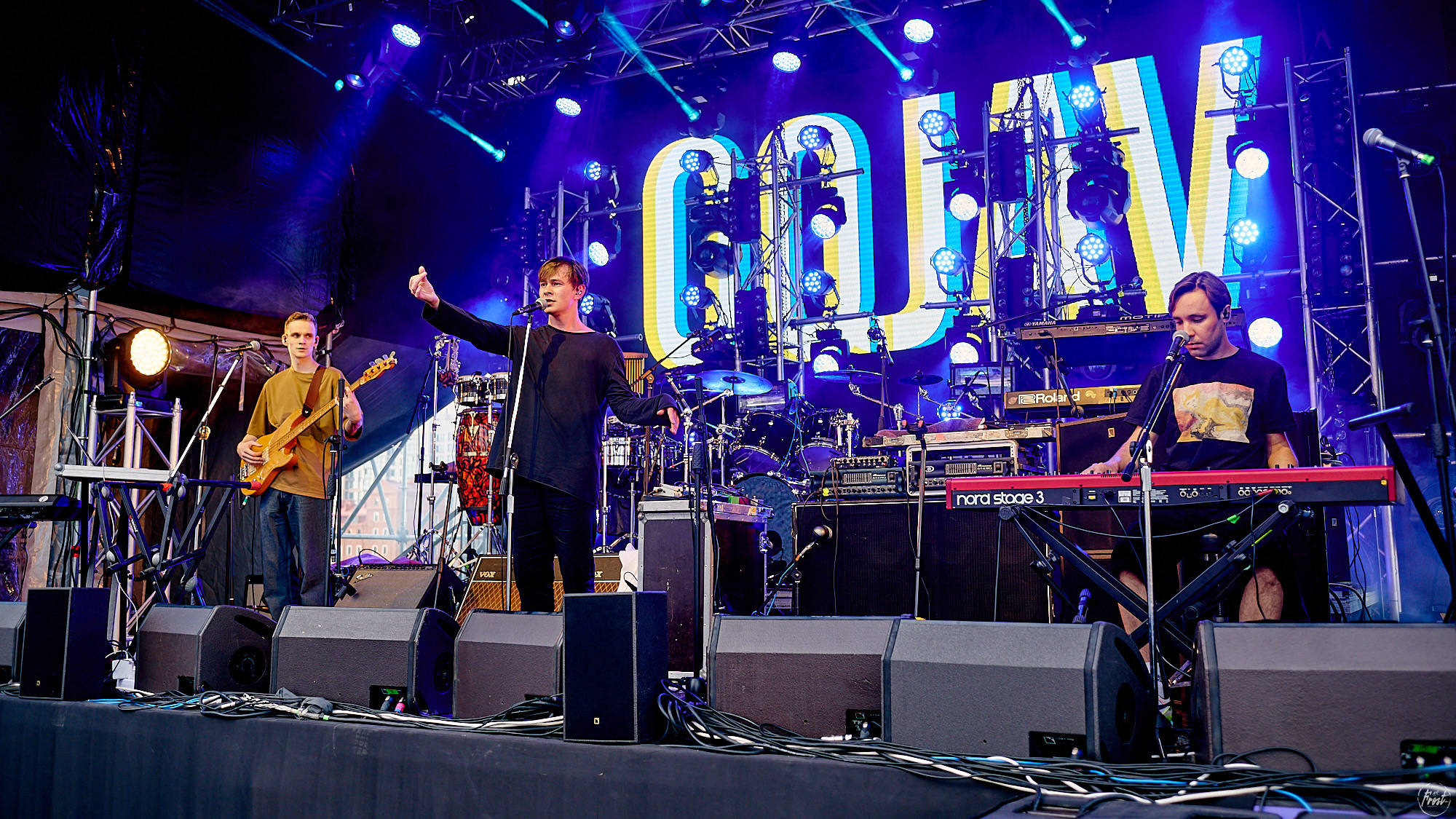 Концерт группы OQJAV в Екатеринбурге. Фотографии отовсюду и обо всем