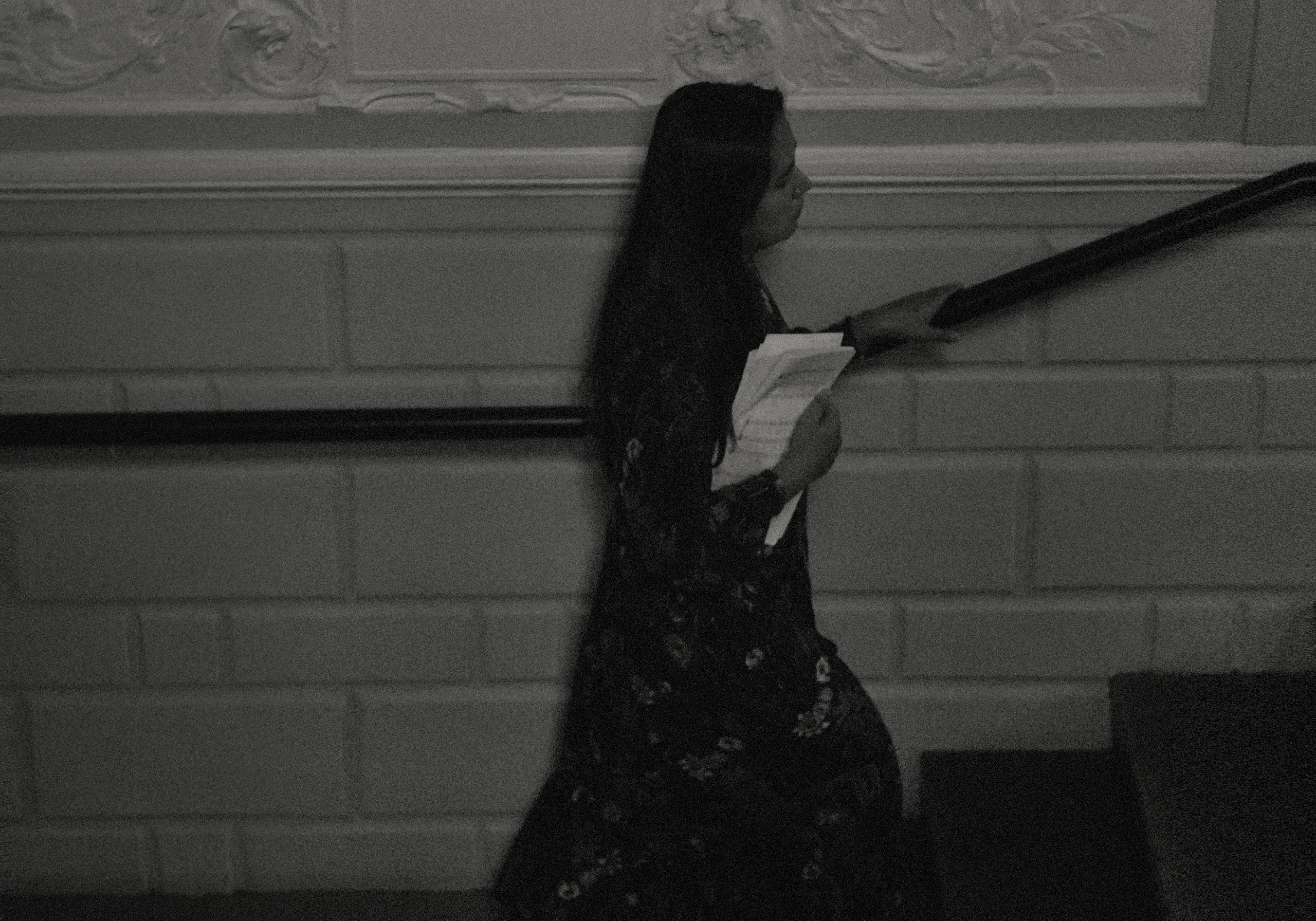 Девушка, певица, движение