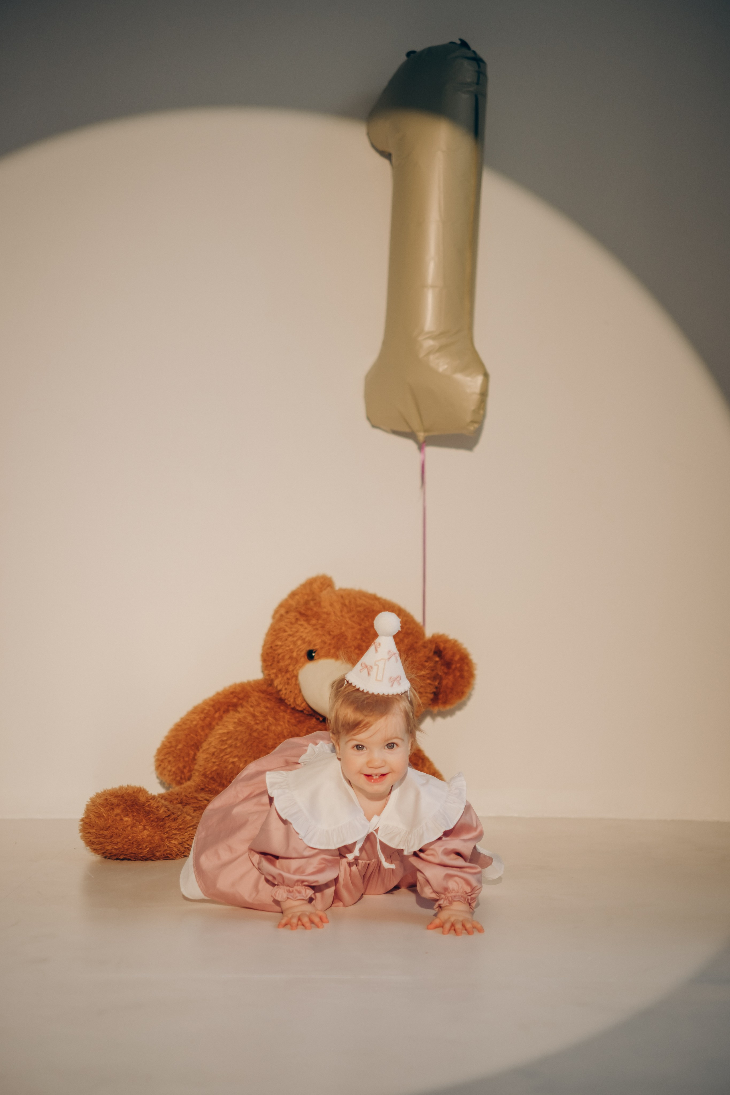 Фотосессия «День рождения» в минималистичной студии. Фотограф Новосибирск Анна Рождественская