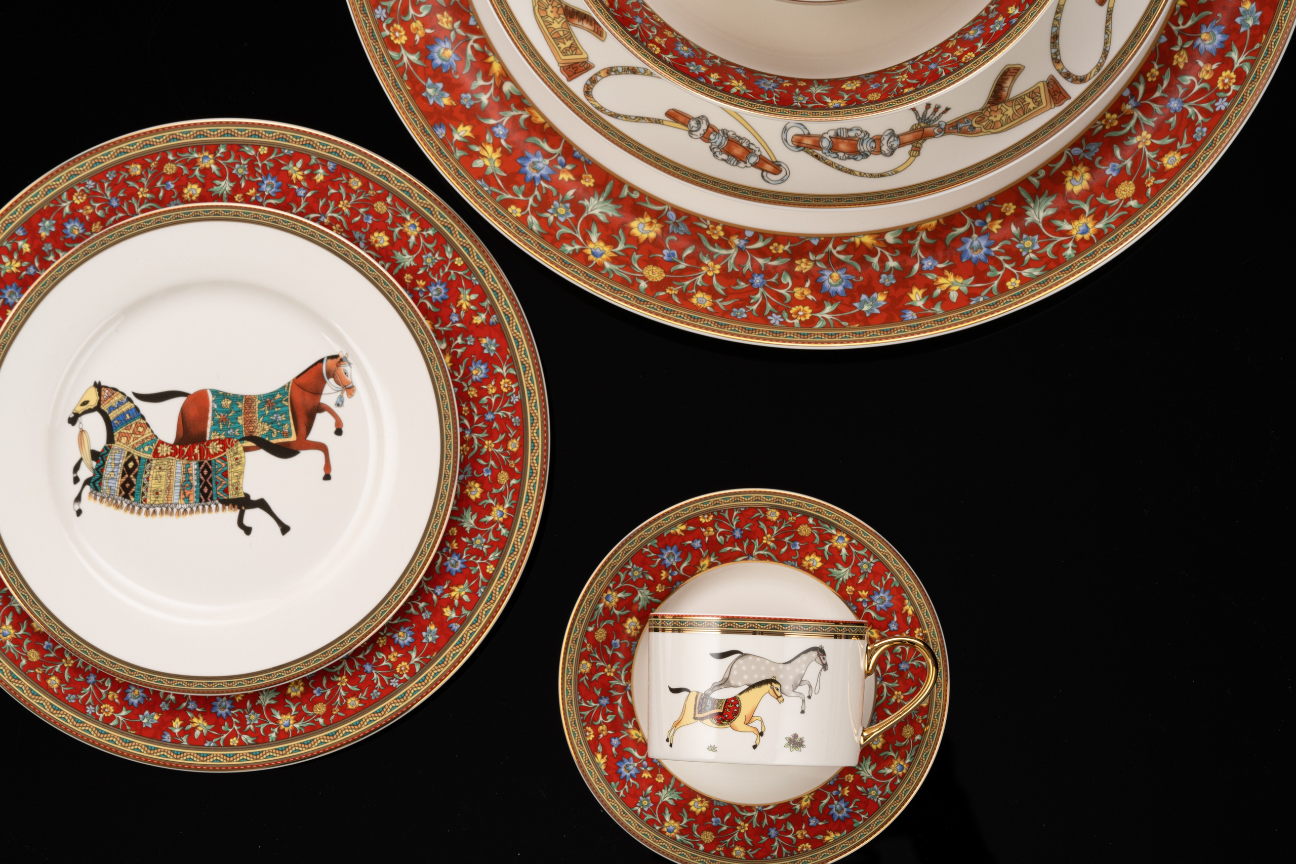 набор посуды Waseela красный орнамент композиция предметная съёмка посуды каталожная съёмка фотосъёмка в Алматы Ринат Каримов