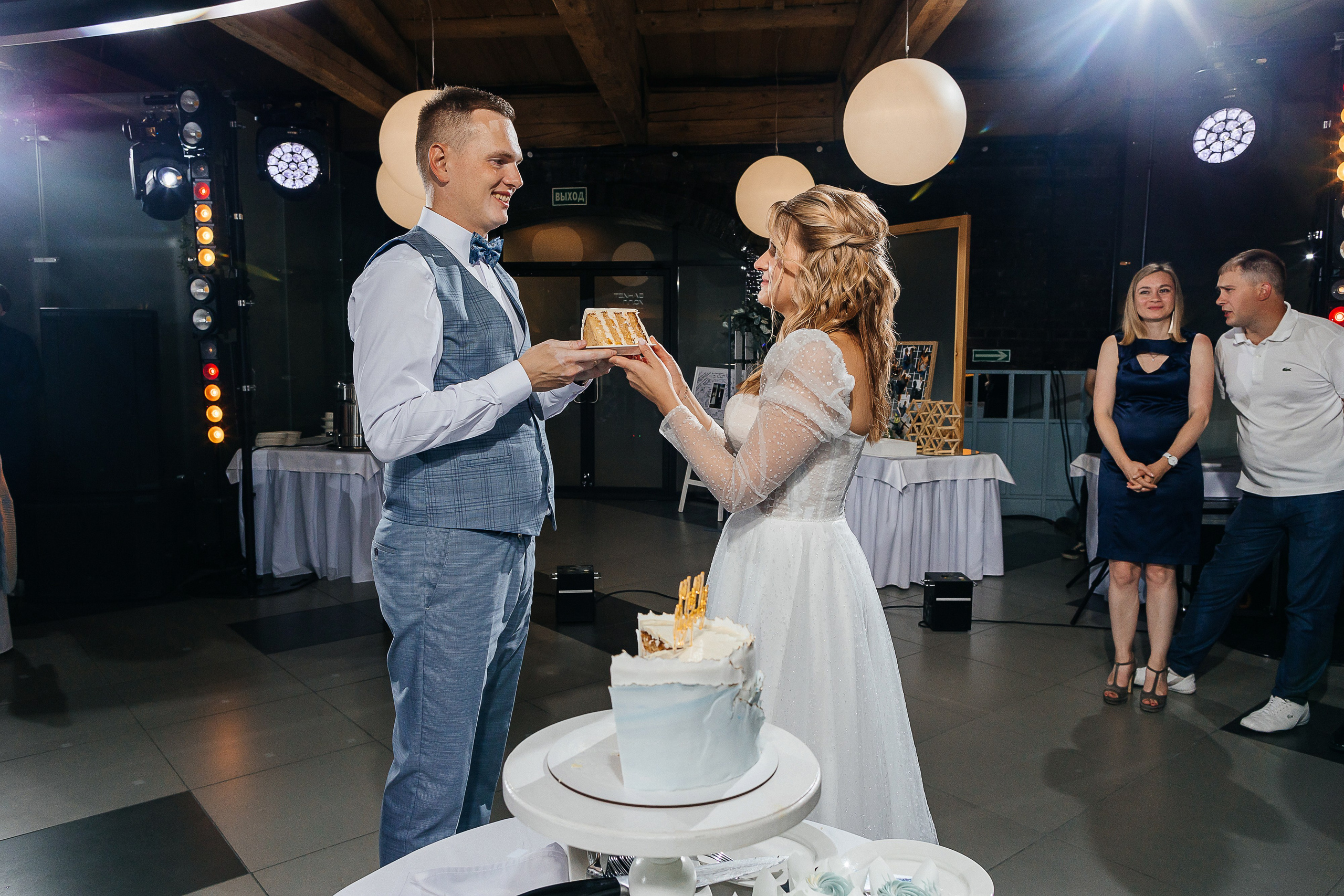 Трогательная выездная церемония в уютном дворике отеля. Олег Сверчков | Свадебный фотограф Вологда