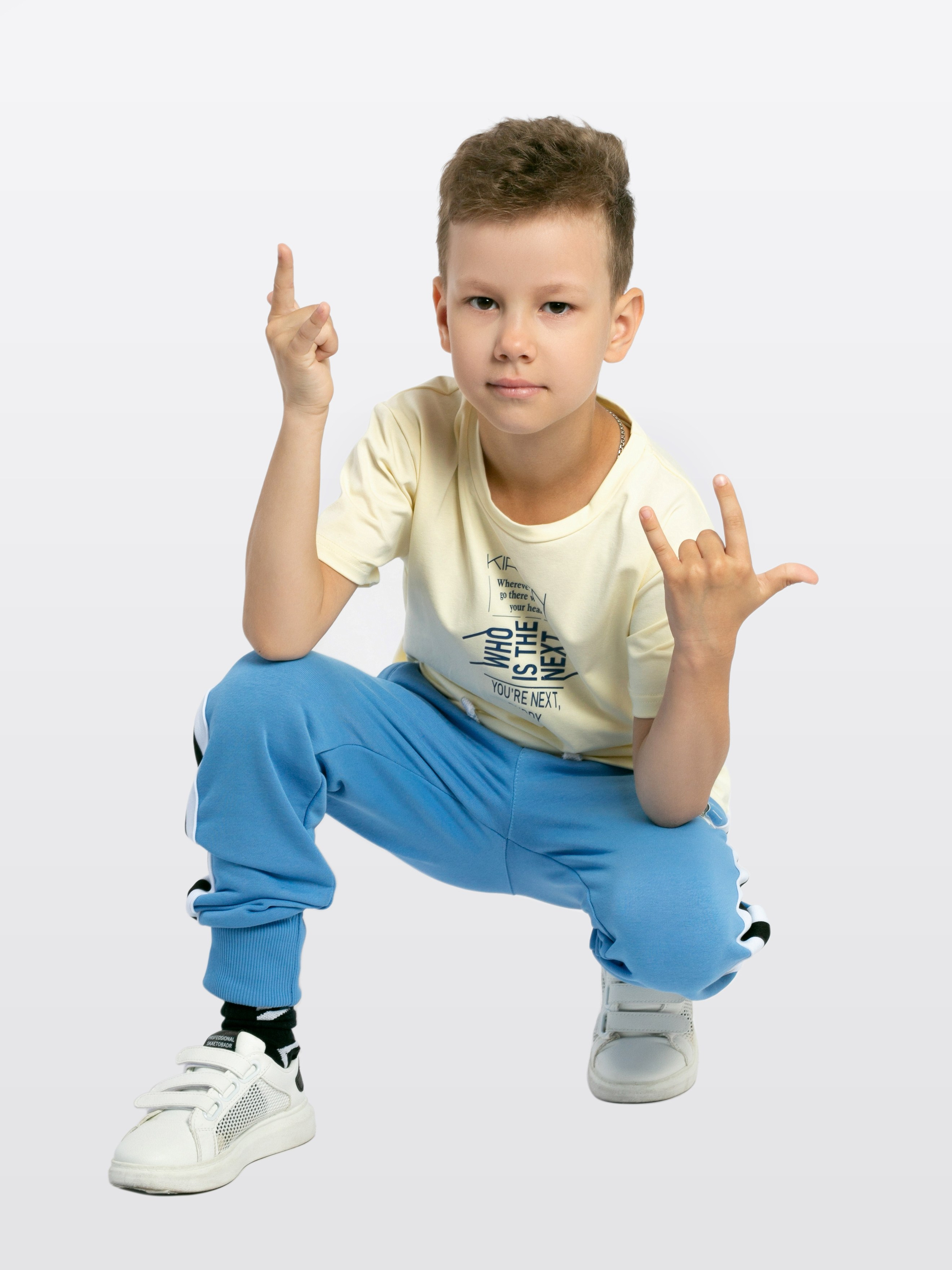 Детская одежда на белом фоне с тенями. Предметная, рекламная фотосъёмка в Орле. Предметный фотограф в Орле