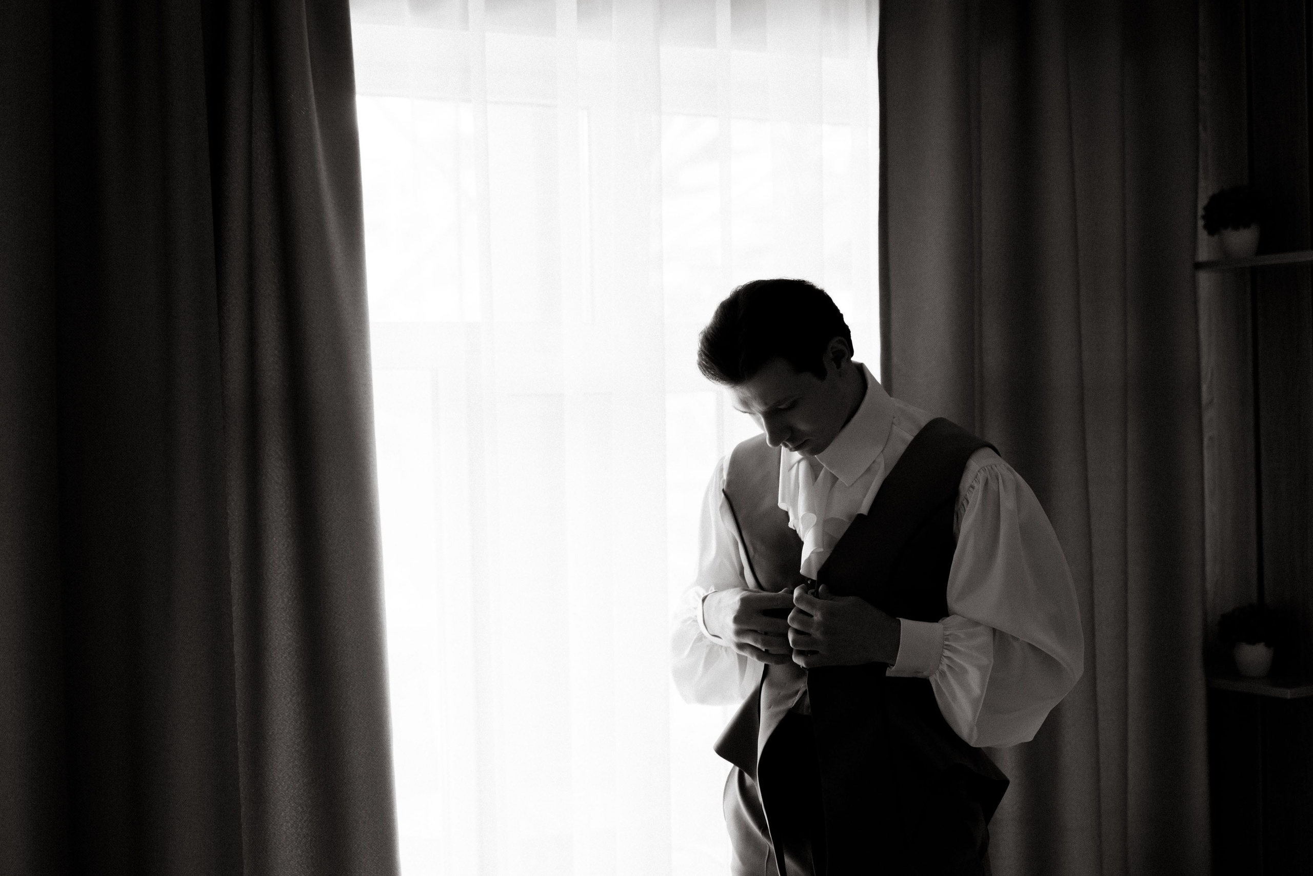 фотосессия сборов жениха в гостинице