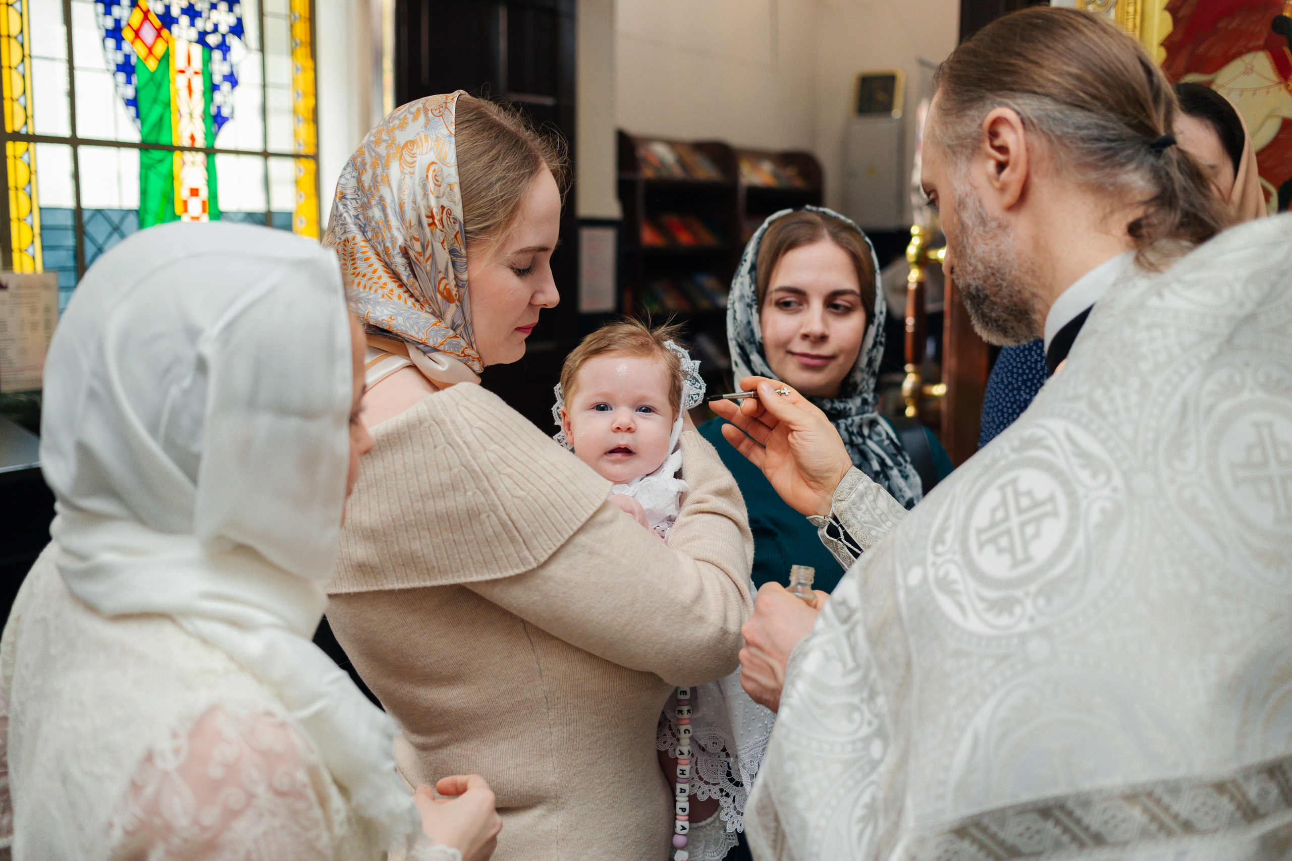Сравнение критериев: в каком храме лучше крестить ребенка — атмосфера, расположение, правила, Современная крестильная купель для полного погружения. На что обратить внимание при выборе храма, Вместительный и светлый зал храма — ключевой фактор при выборе места для крещения с большим числом гостей, купель в храме Невского района Санкт-Петербурга