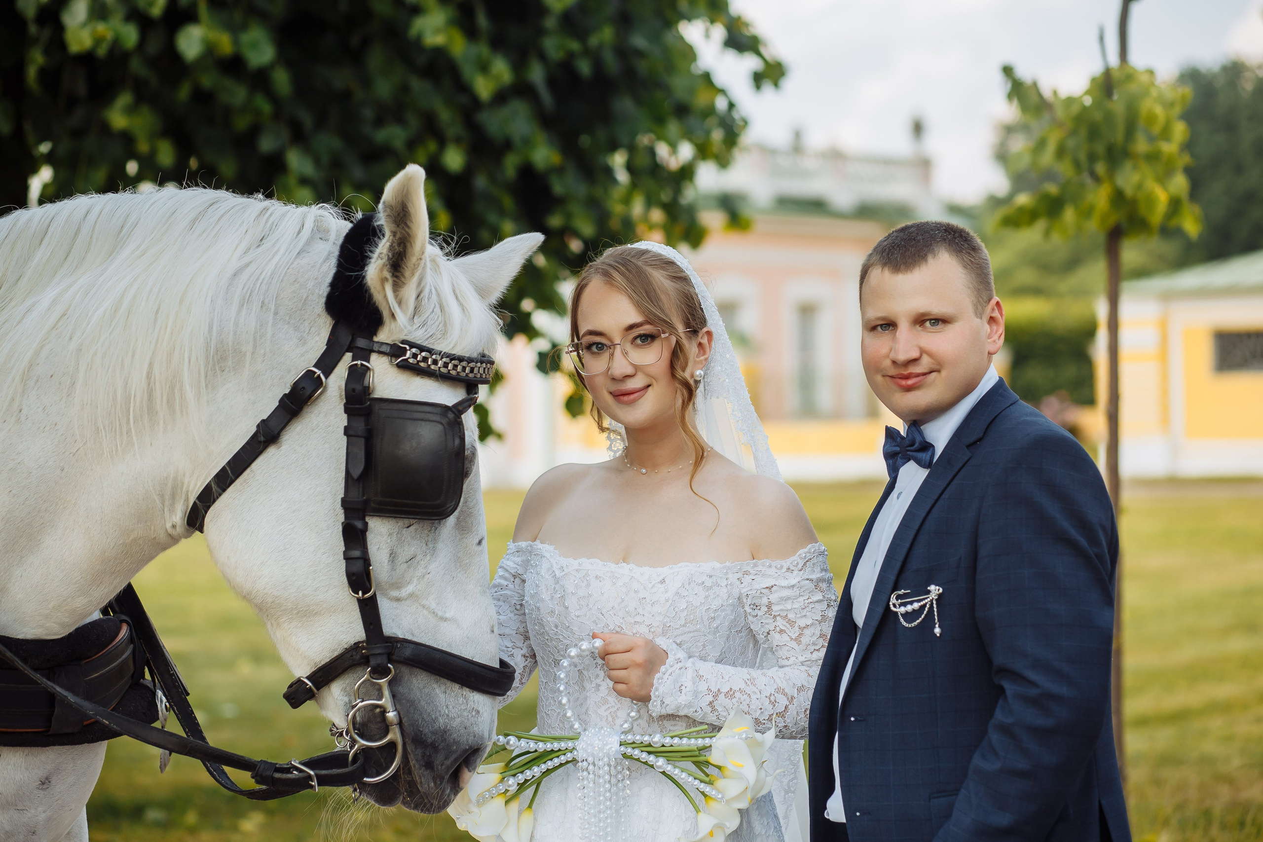 Свадебное фото - молодожёны с лошадкой в парке Кусково