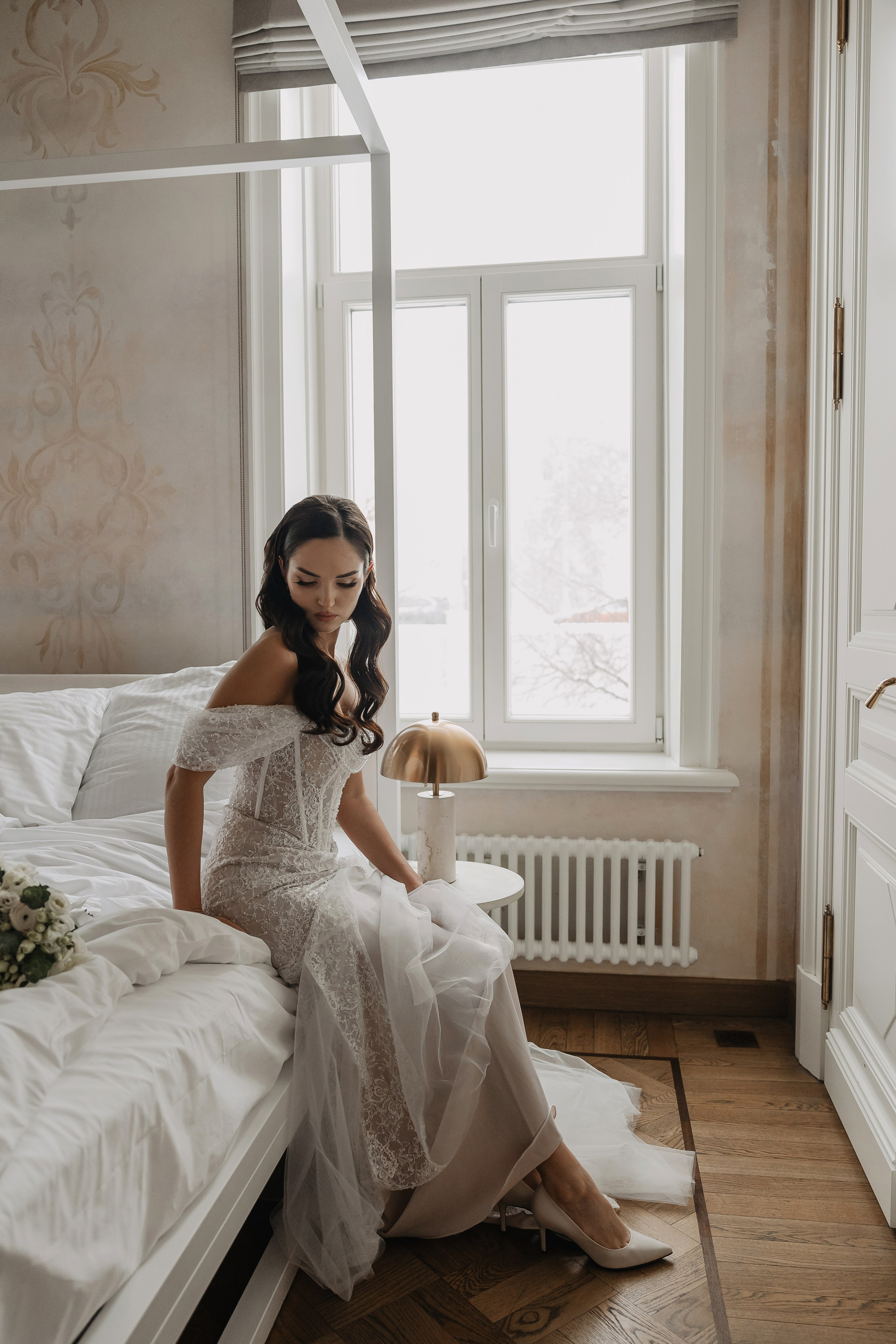 Свадебное утро жениха и невесты и свадебные сборы в отеле Twelve Reasons в Москве