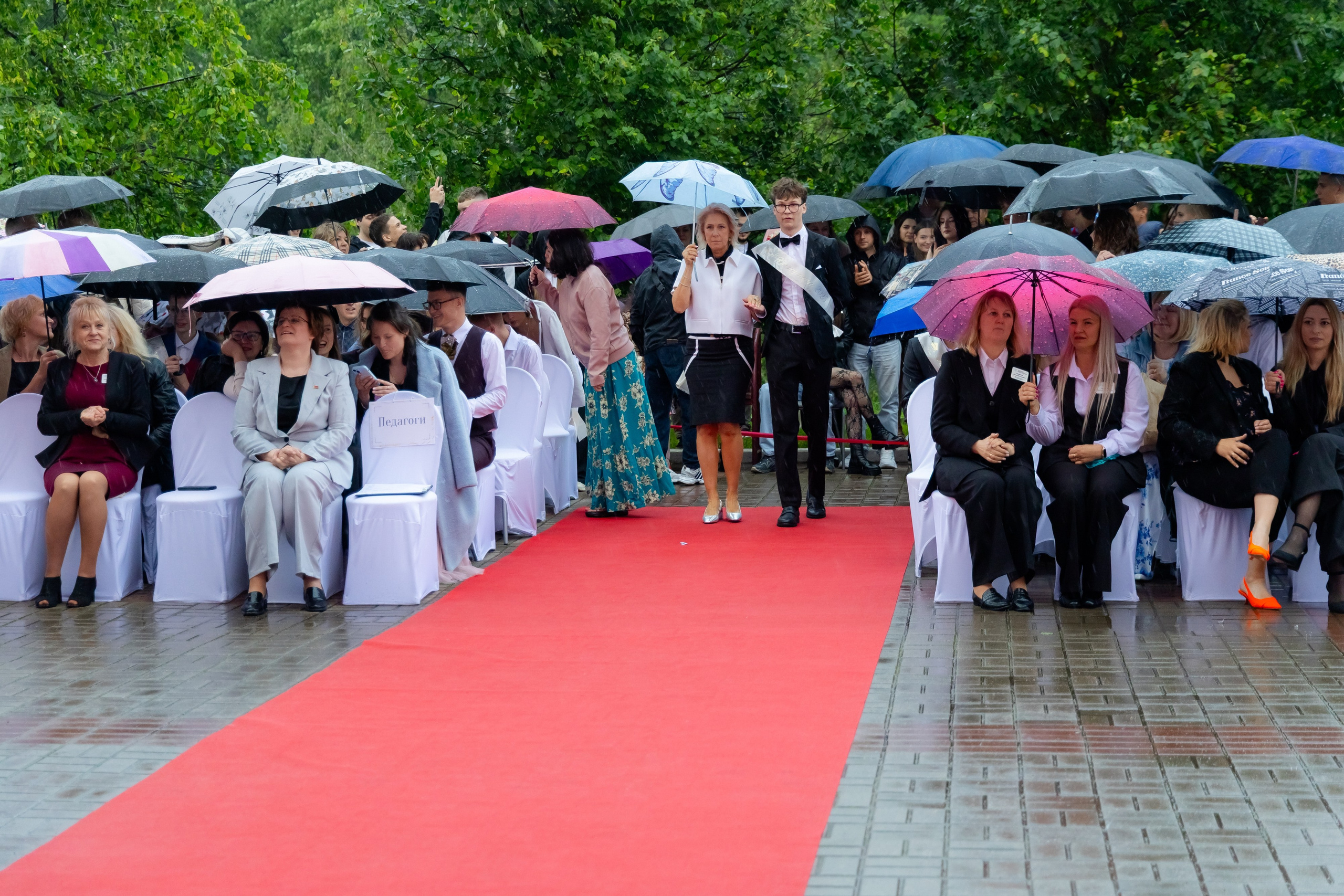 Школьный выпускной 2025 год в Минске, Беларуси. Свадебный фотограф в Минске/Беларуси Сергей Спиридонов