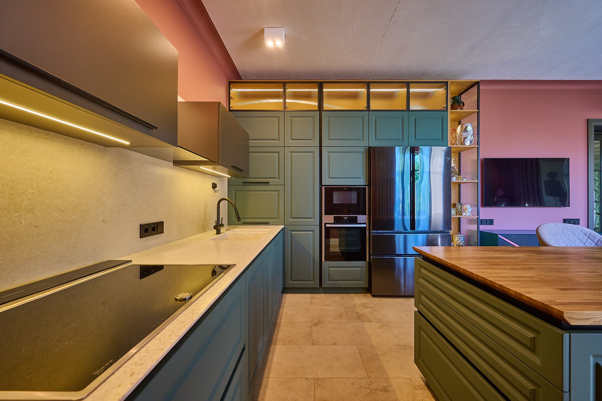 серые голубые шкафы теплый свет розовые обои светлый потолок духовка 