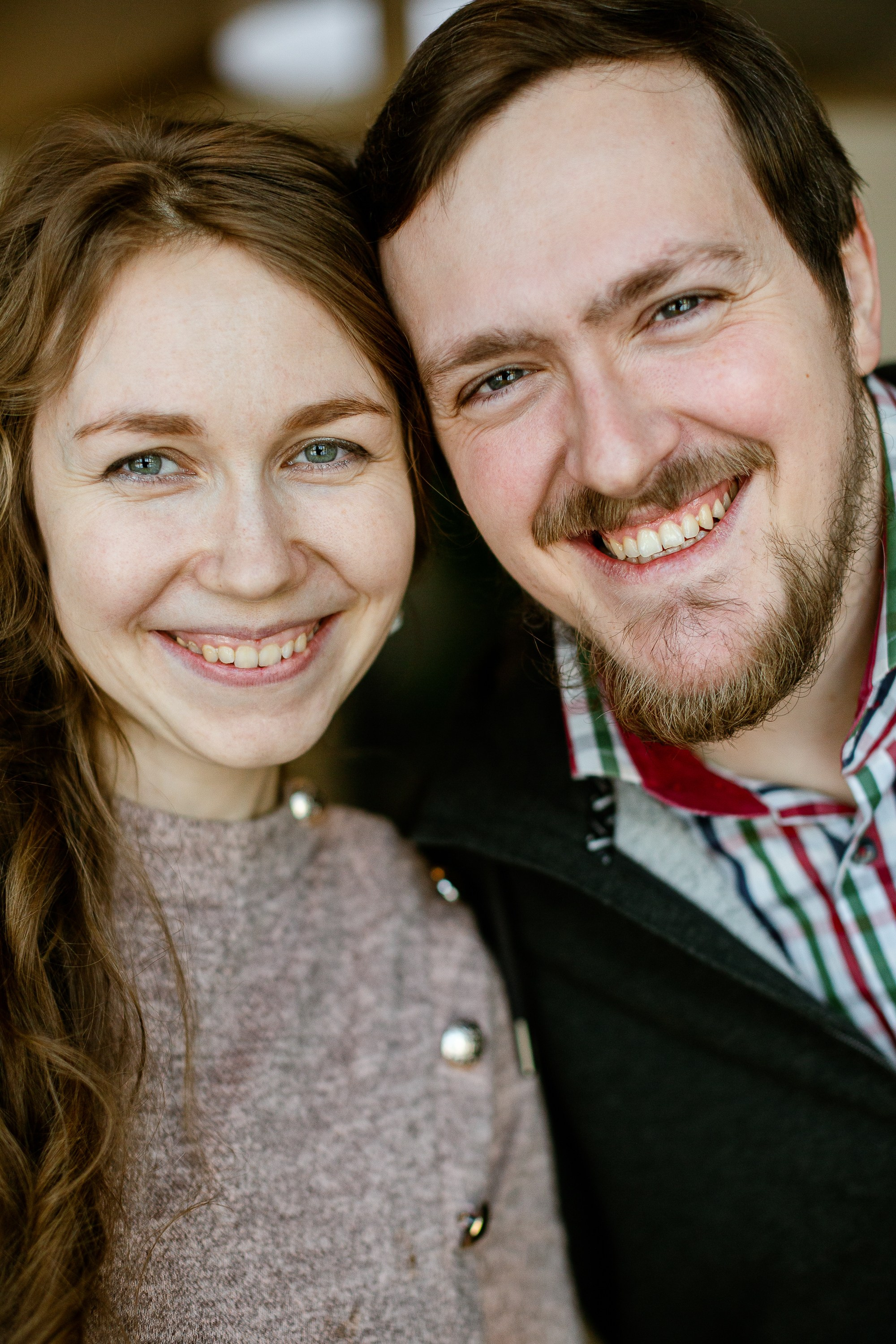 Семейная пара в фотостудии. Лица крупным планом.