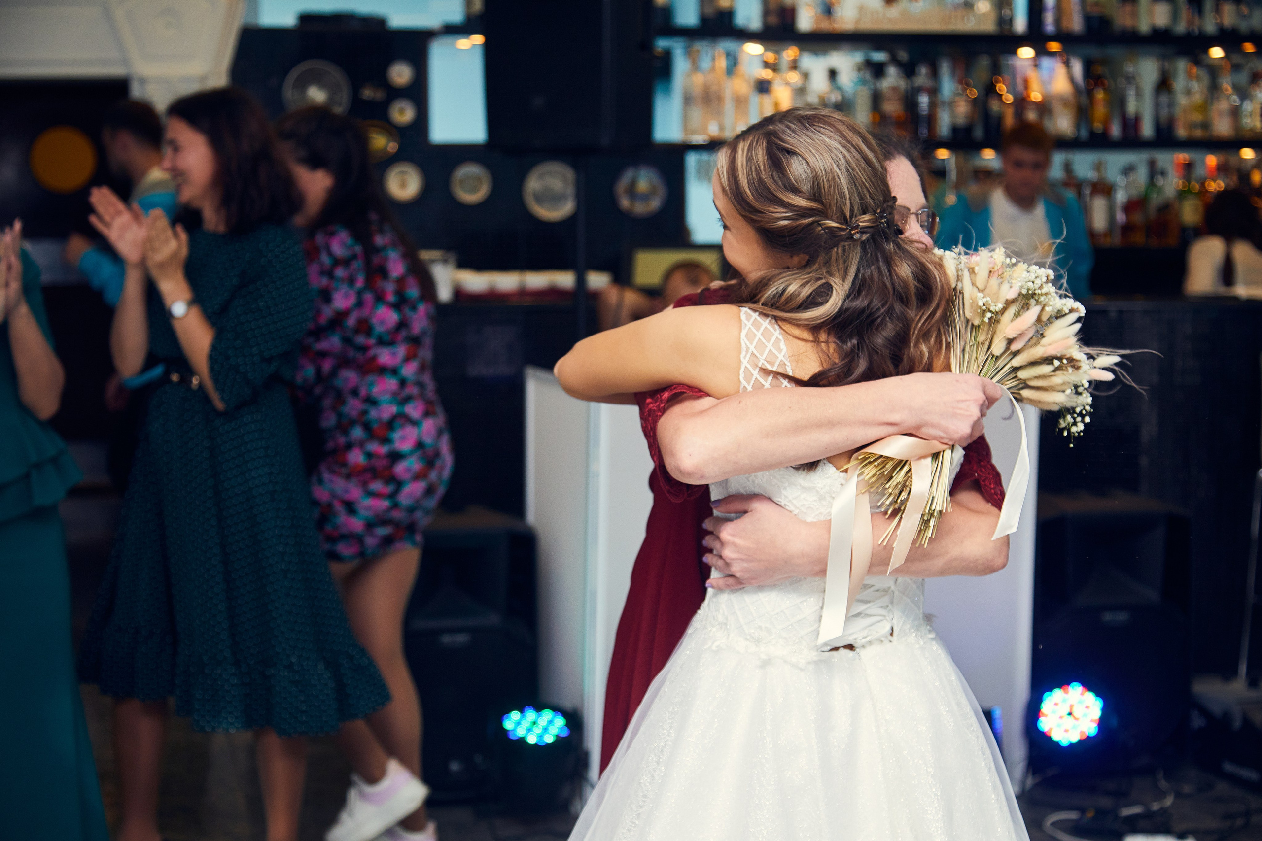 kogan.studio - подружка не весты поймала букет