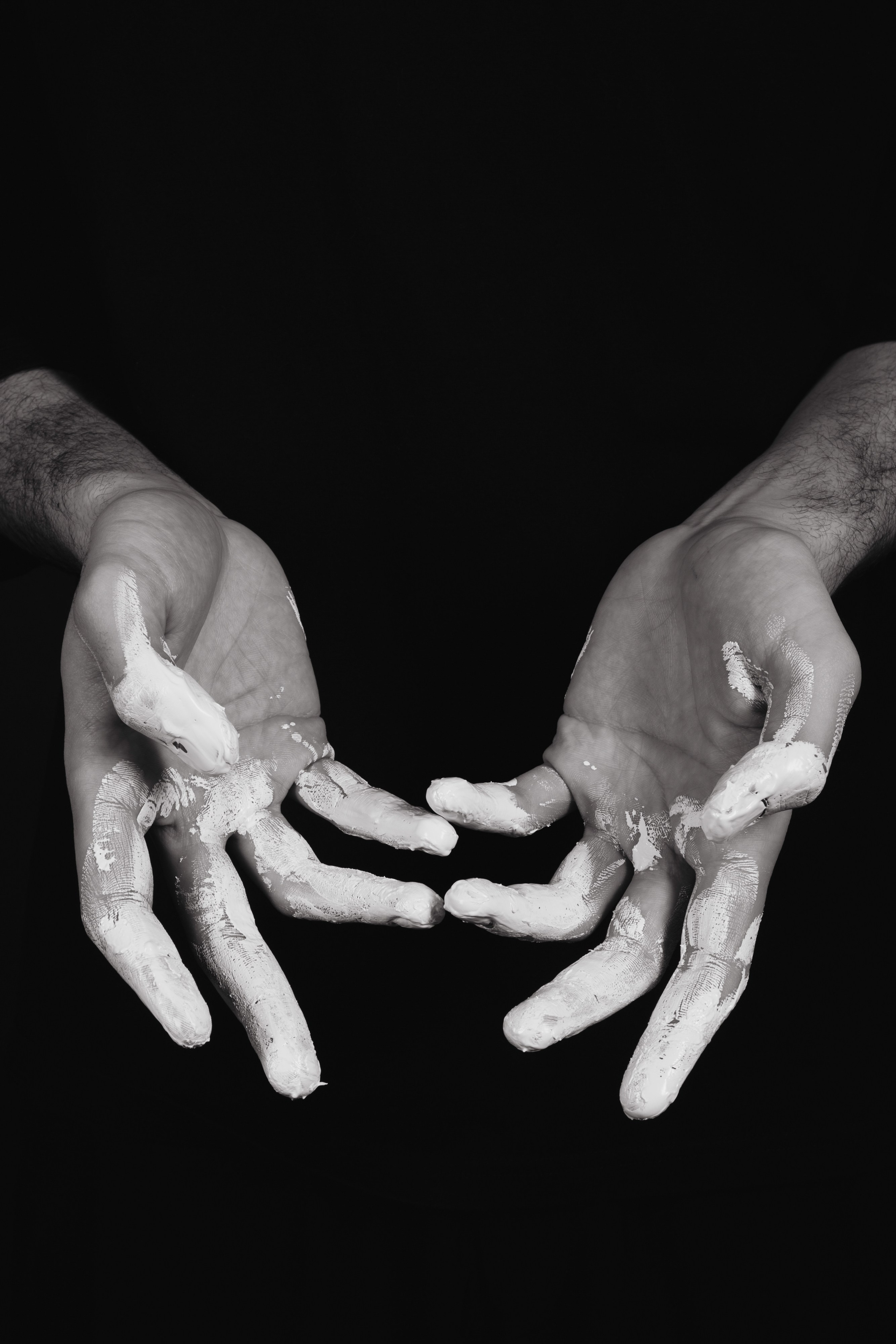 Эмоции. Краска и красные нити. Мари — фотограф и видеограф из Москвы