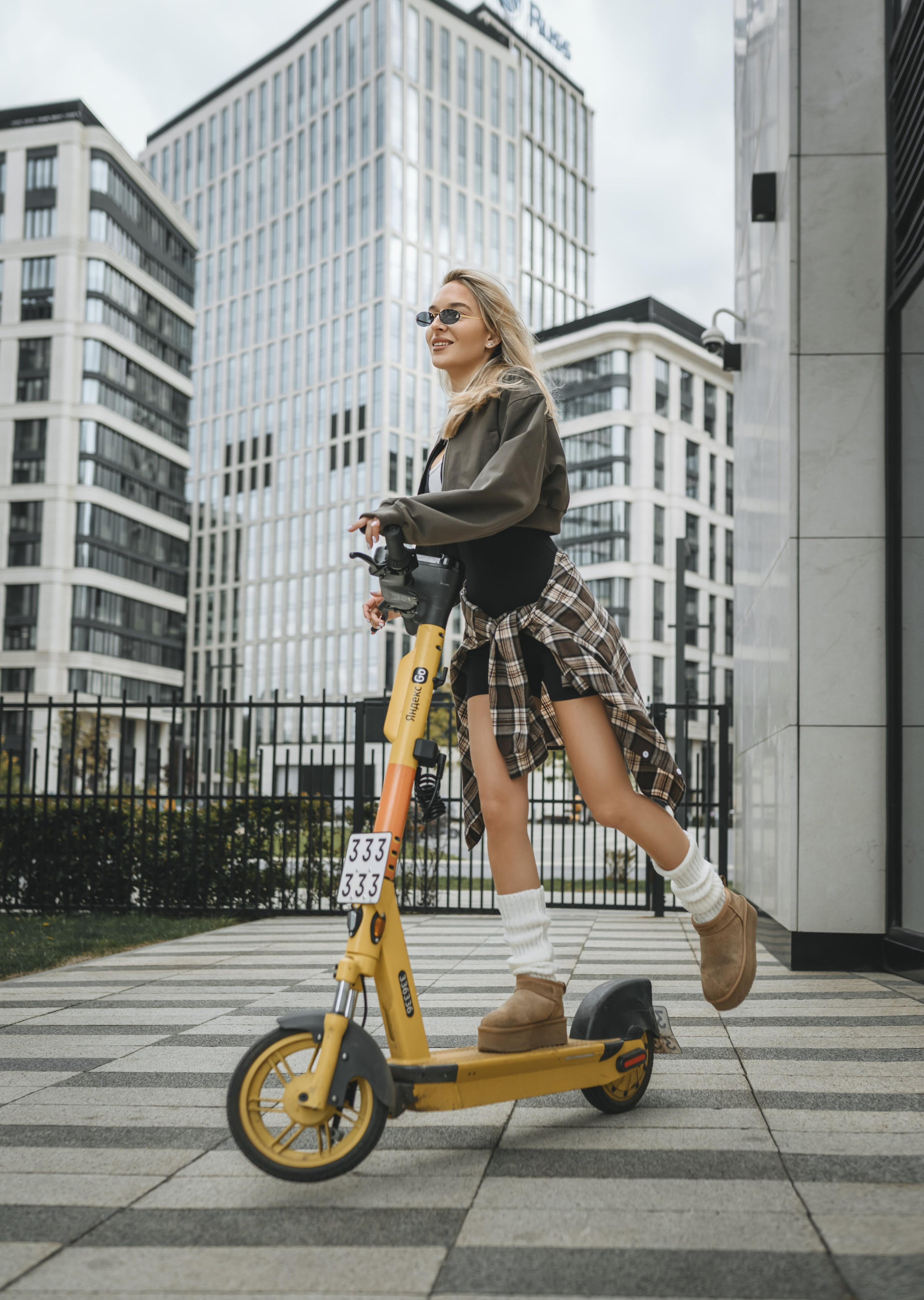 Уличная фотосессия в Москве на самокате