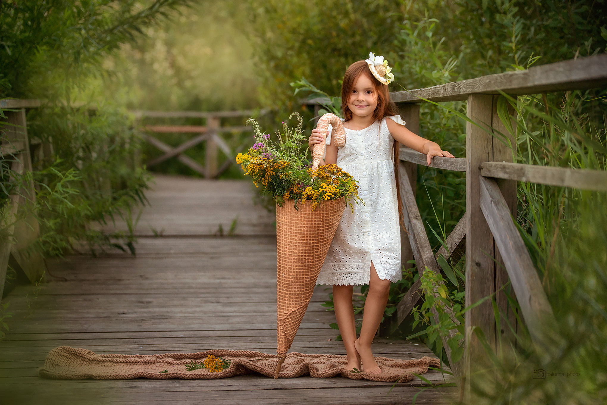 фотосессия для девочки летом в парке на мостике