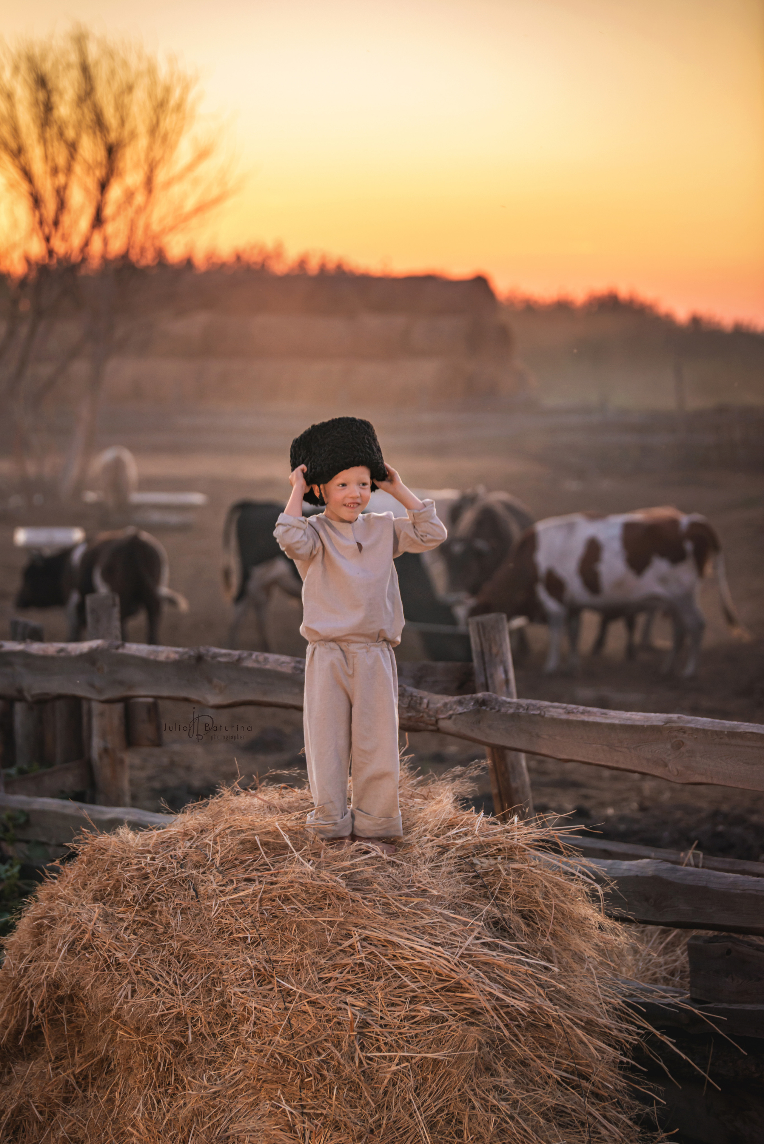 фотосессия мальчика в папахе в поле на сене