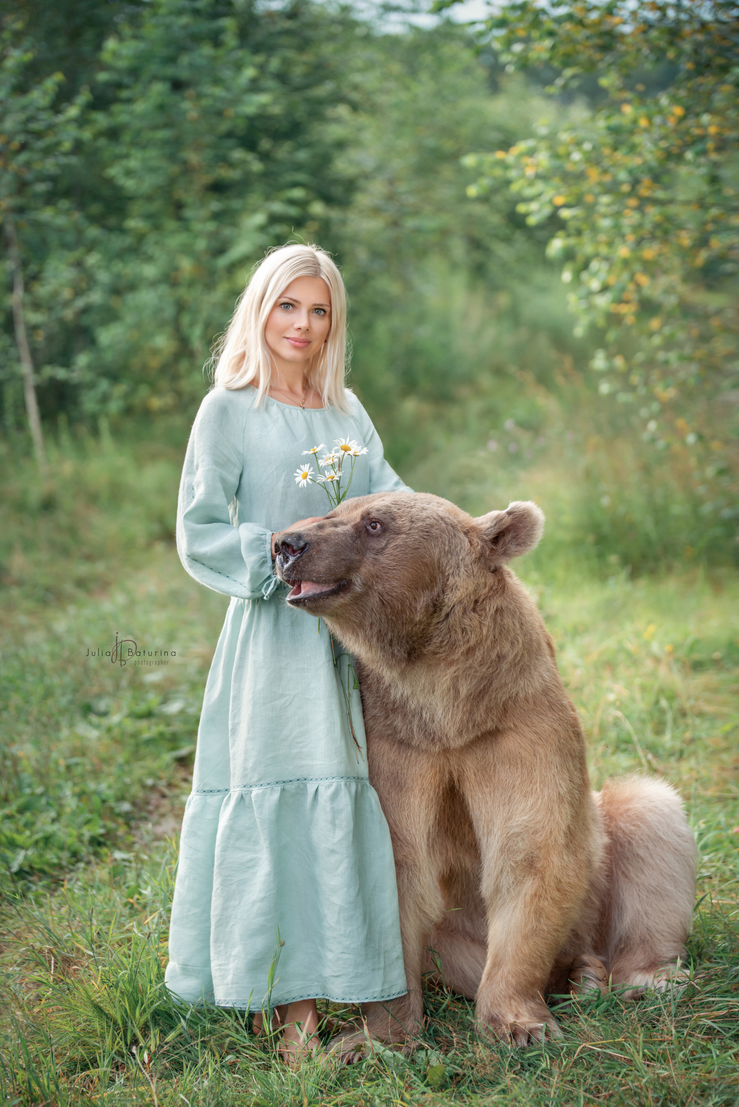 девушка с медведем