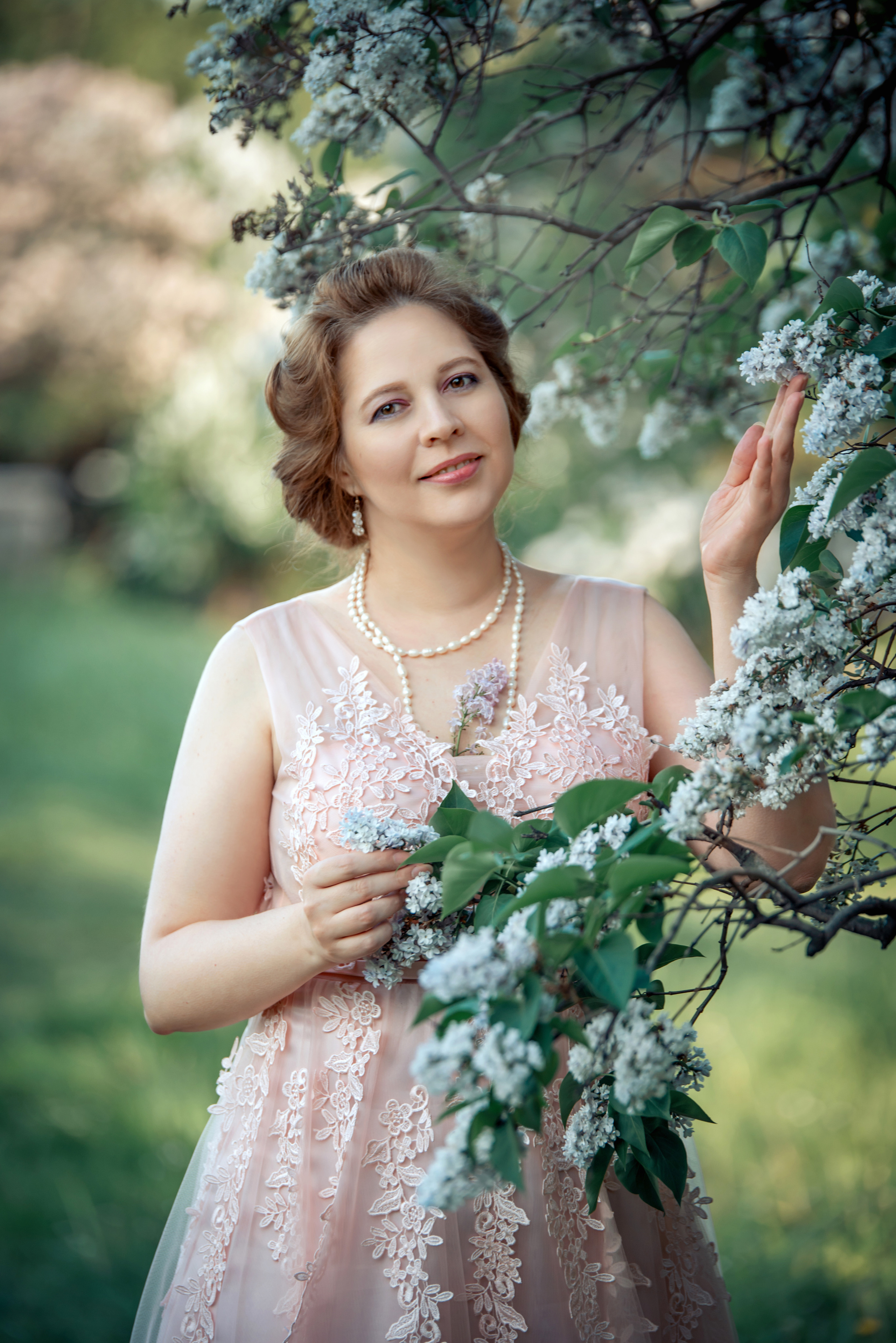 женский портрет в москве, ретро, винтаж в цветущей сирени