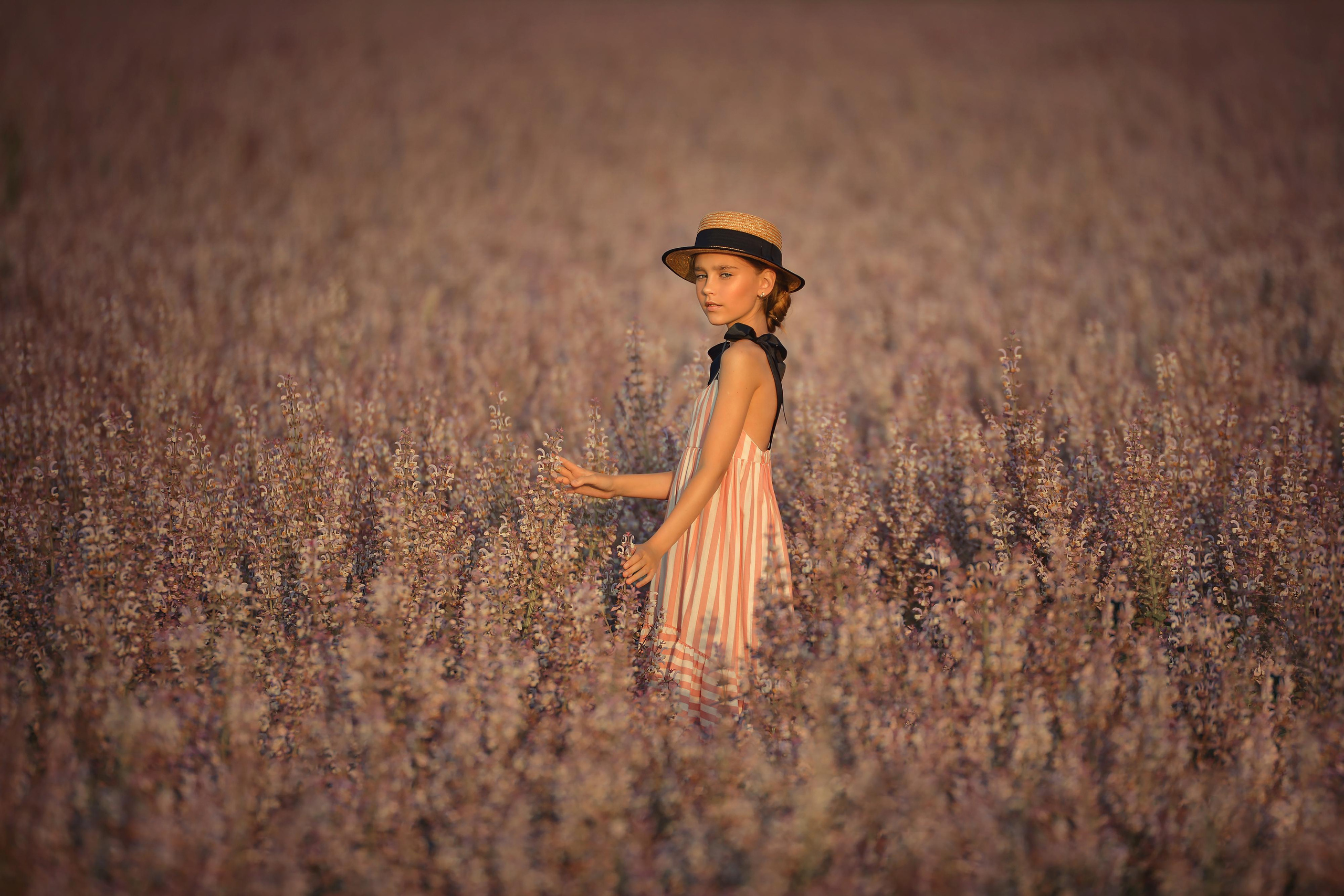 красивая фотосессия в крыму, поля шалфея