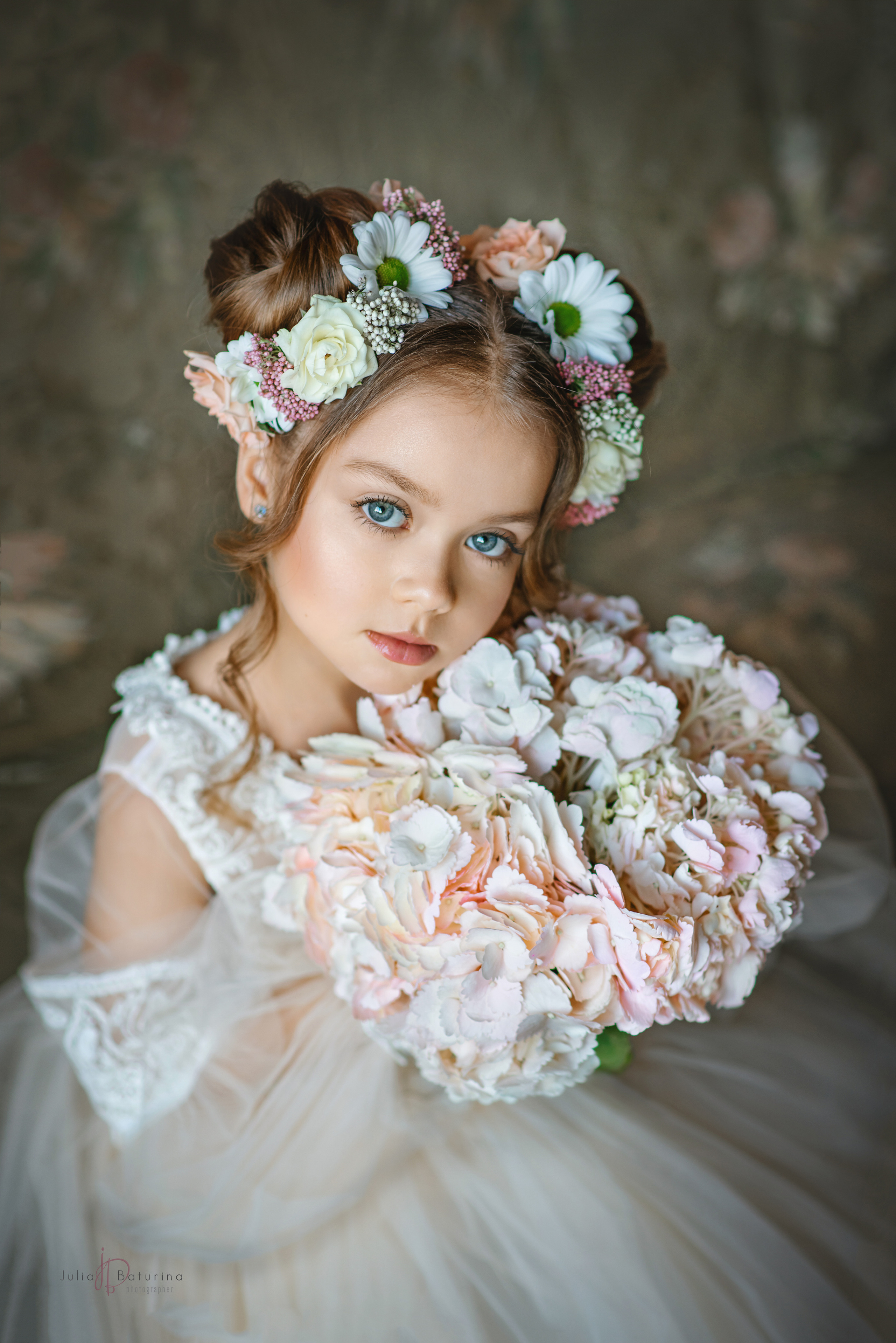 фотосъемка с цветами в Москве, нарядное платье, детский фотограф