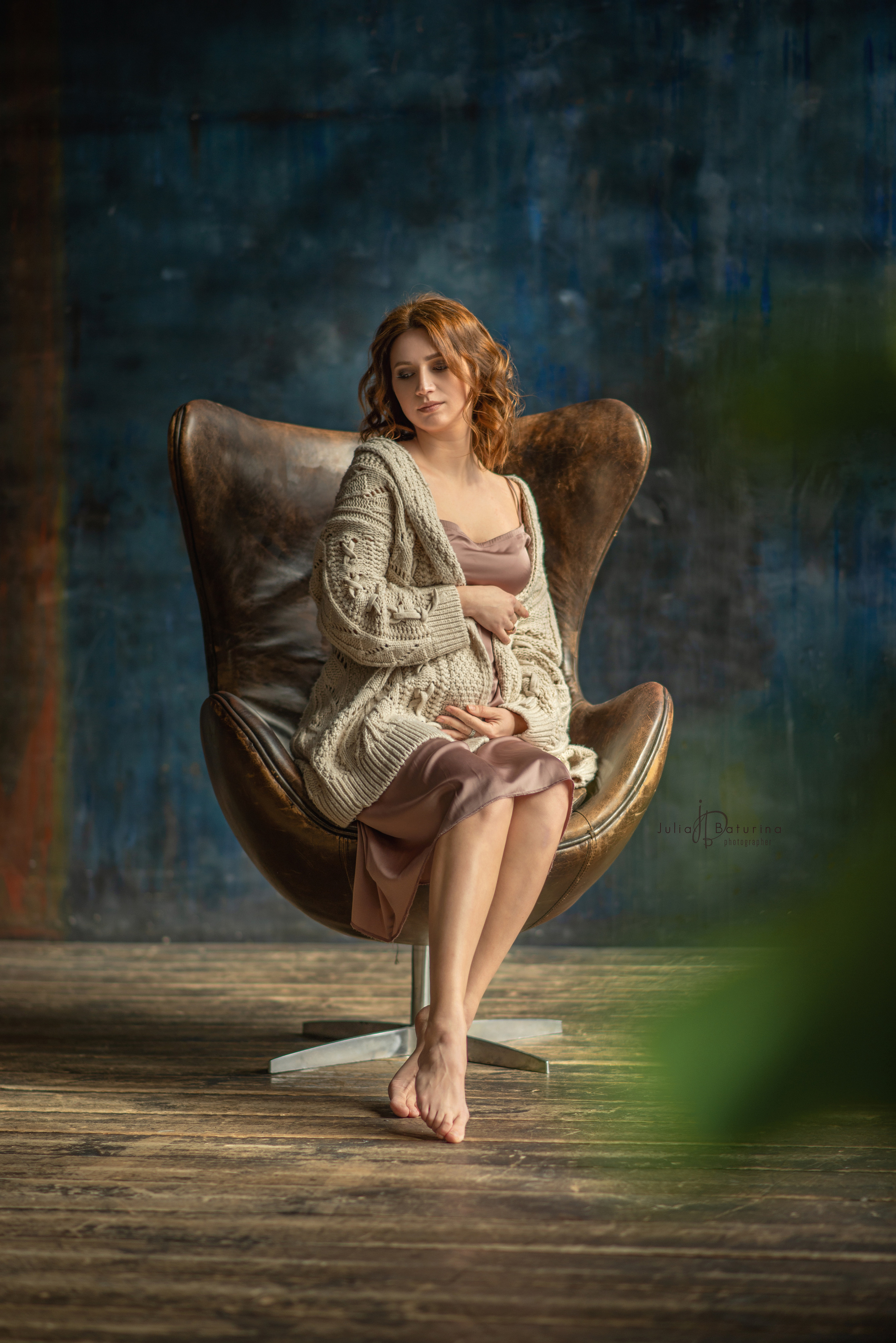 фотосессия беременной девушки в кресле в студии в красивом платье