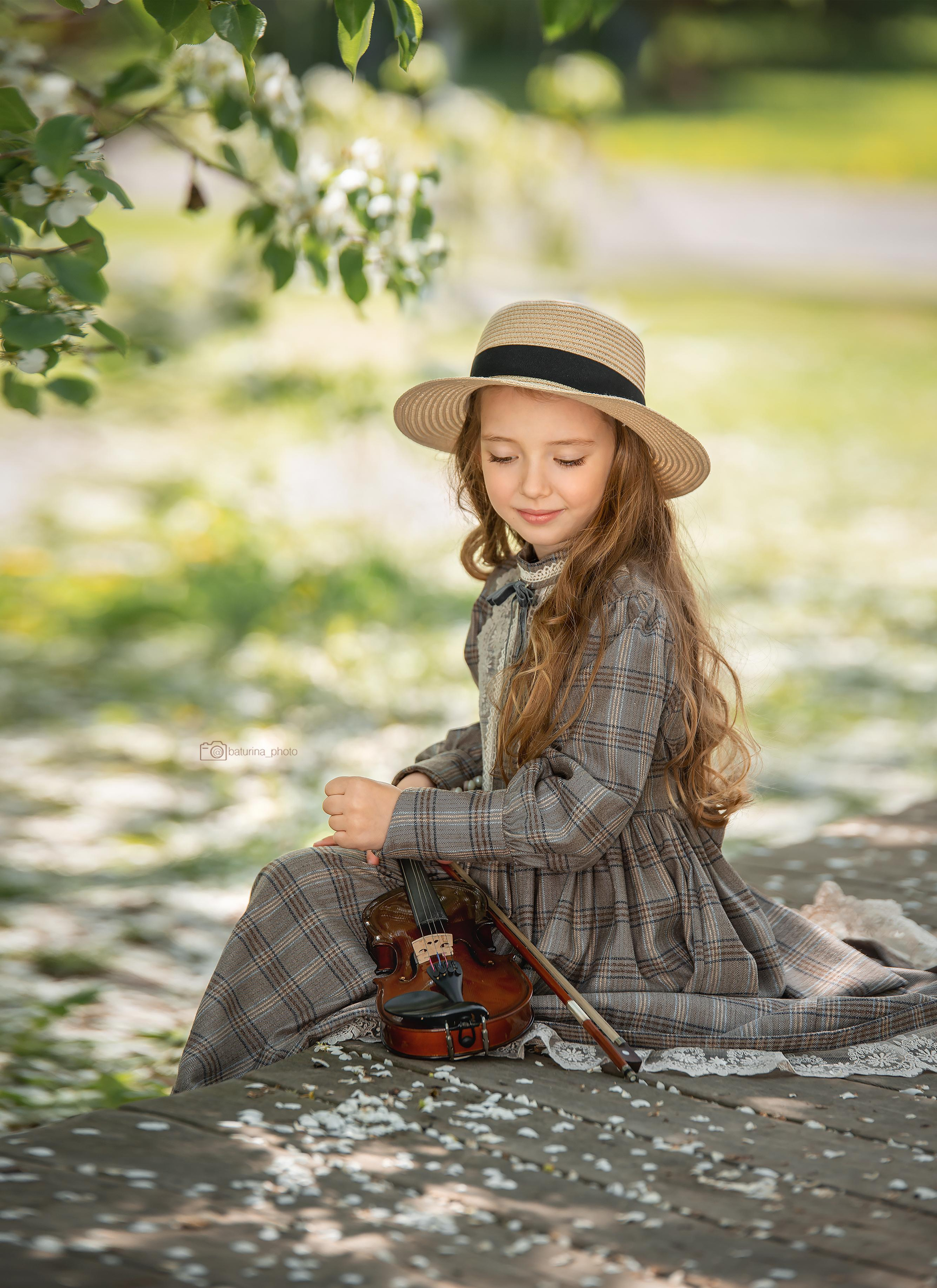 детская фотосессия девочка в шляпе и в ретро платье