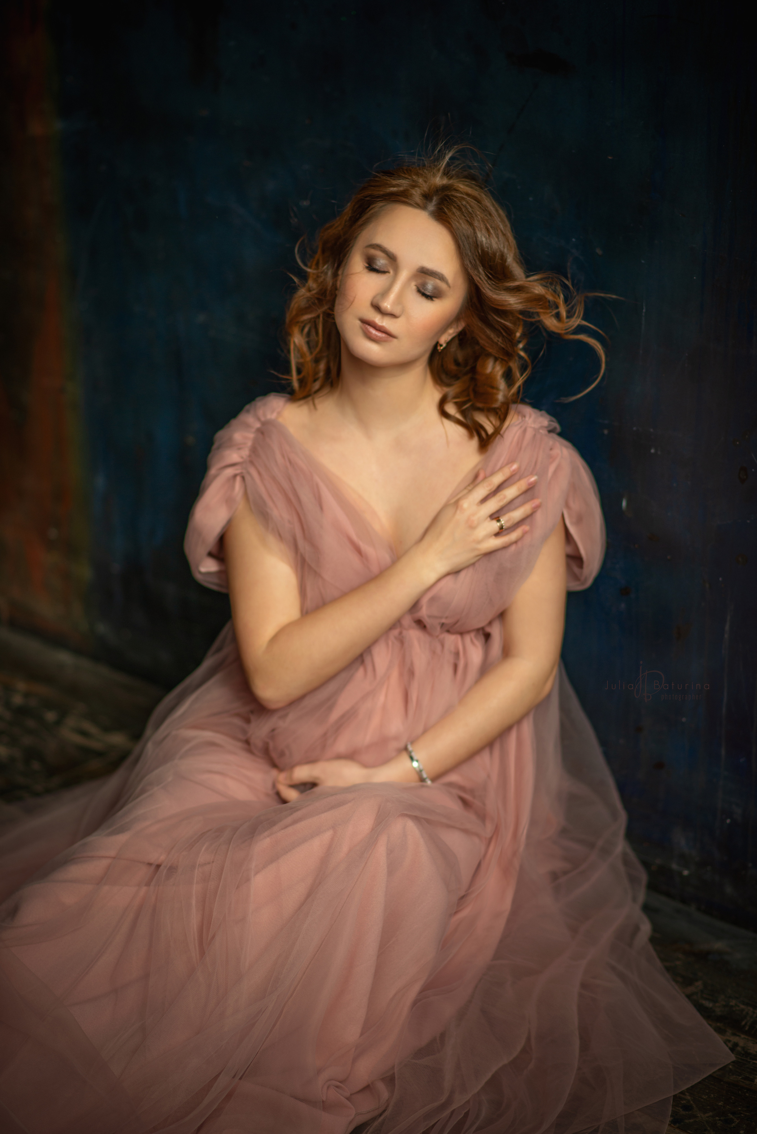 фотография беременности в студии в красивом платье