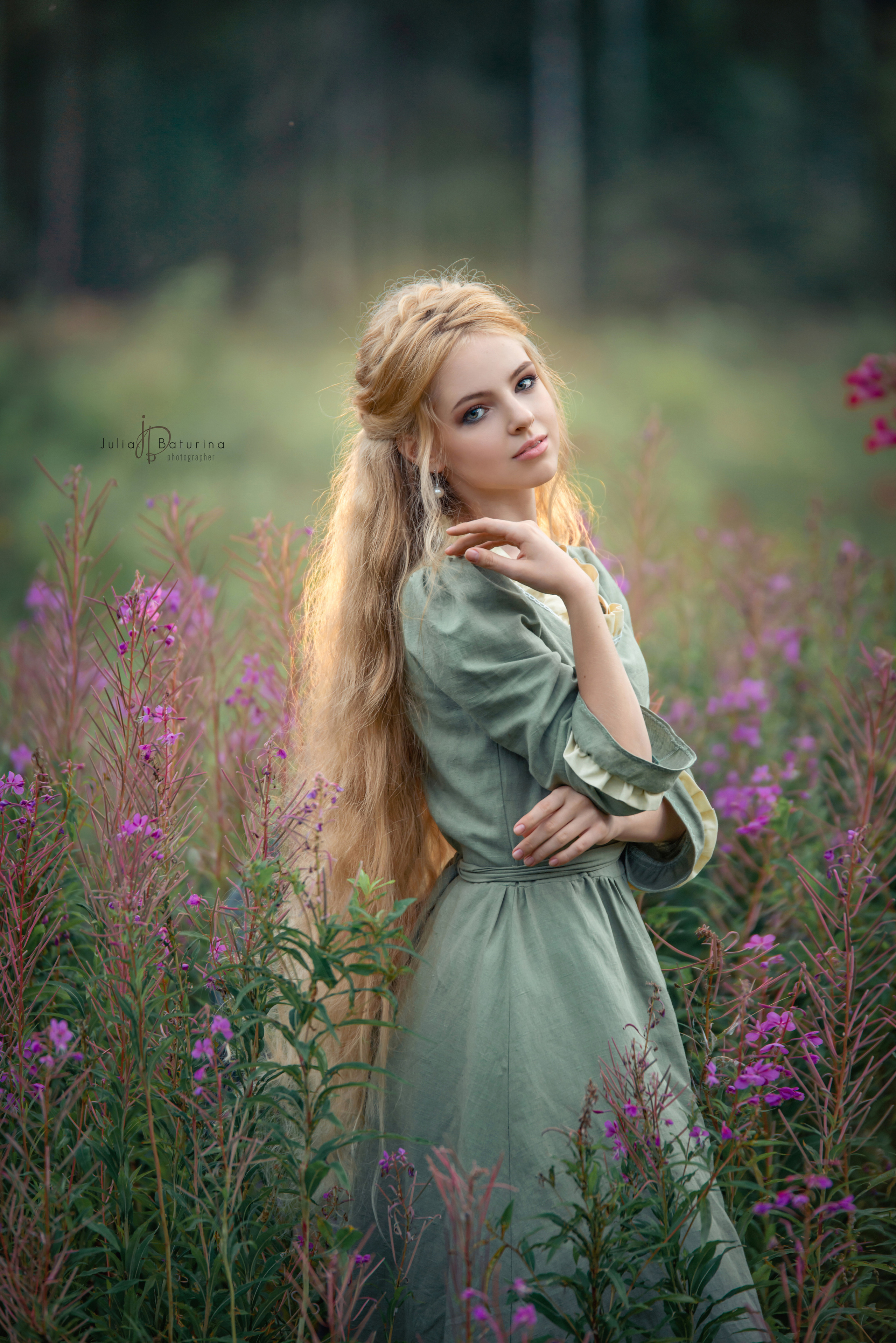 девушка с длинными волосами в поле с розовыми цветами