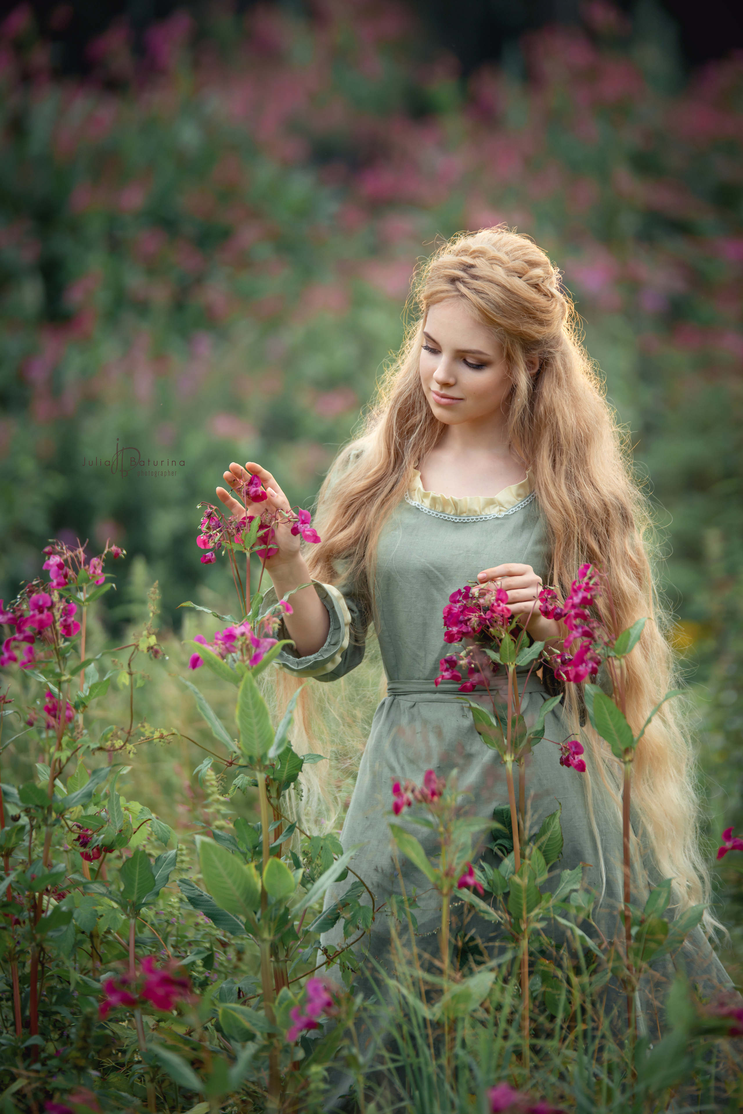 красивая девушка с длинными волосами