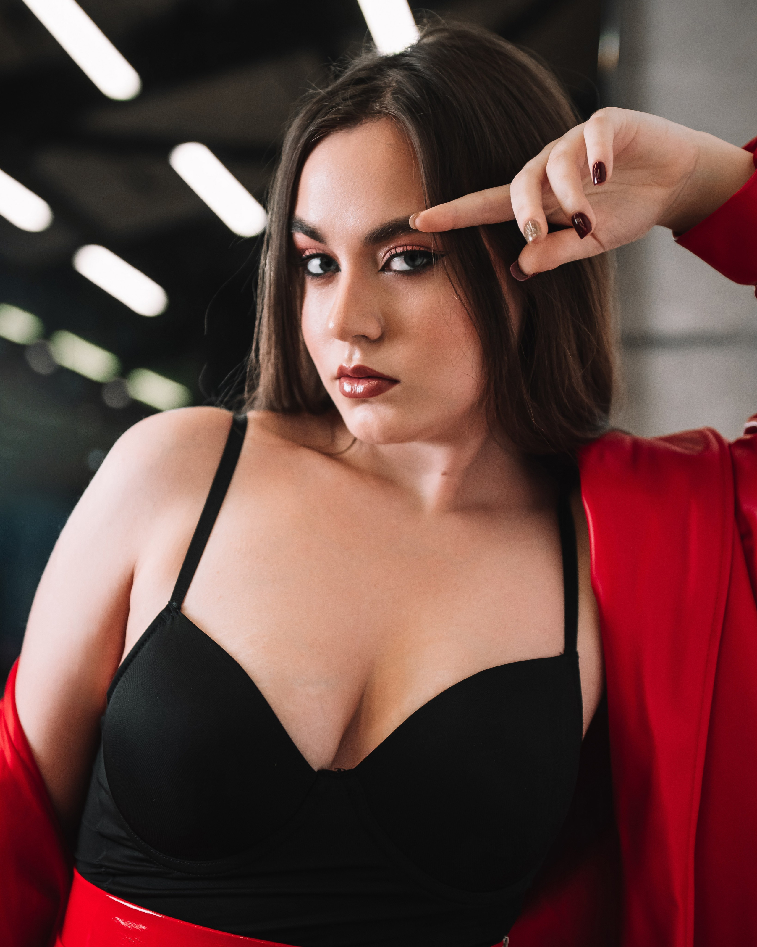 Сексуальная фотосессия в красном кожаном плаще в г. Кемерово