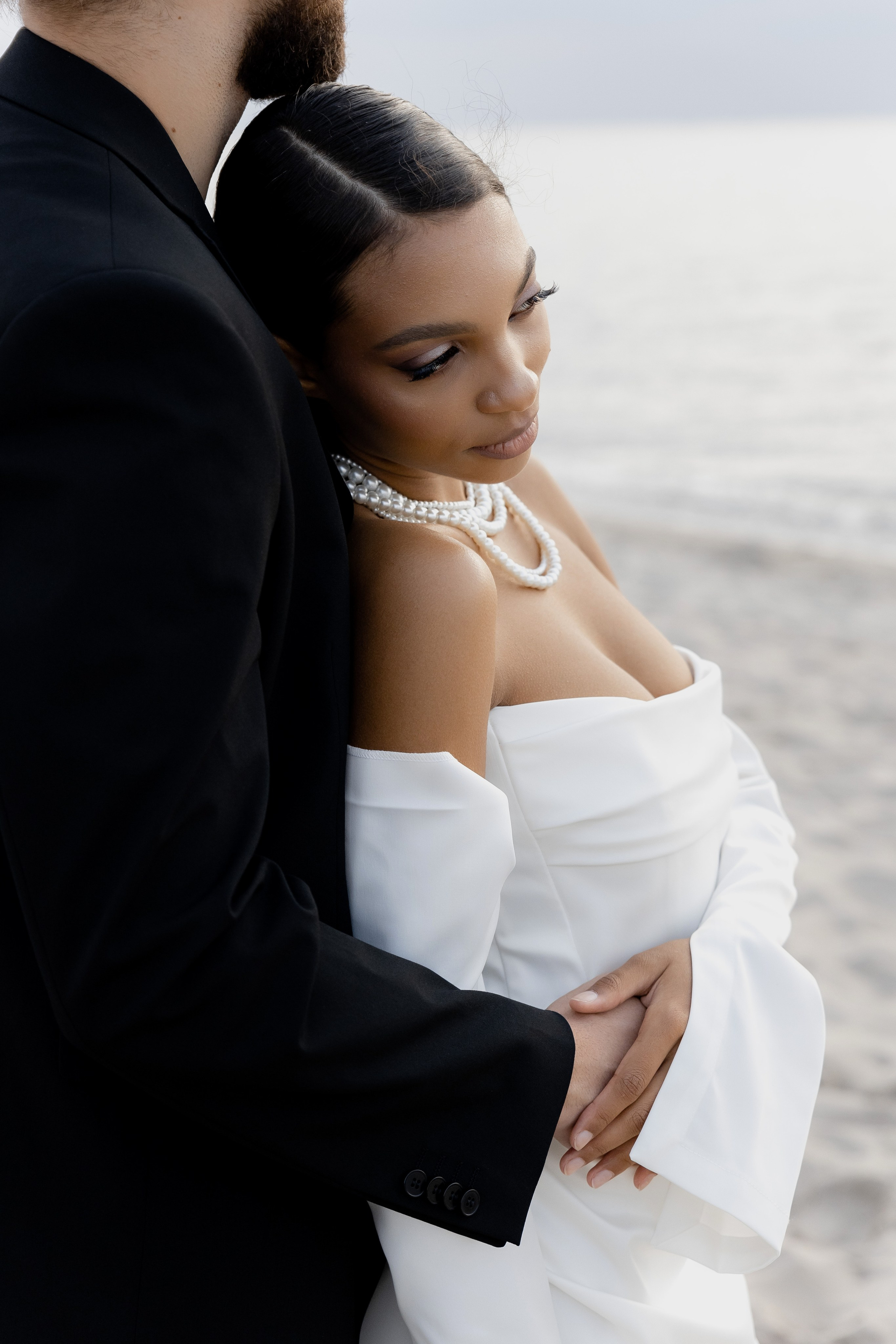 Выездная регистрация на море с белыми розами. Свадебный фотограф Калининград