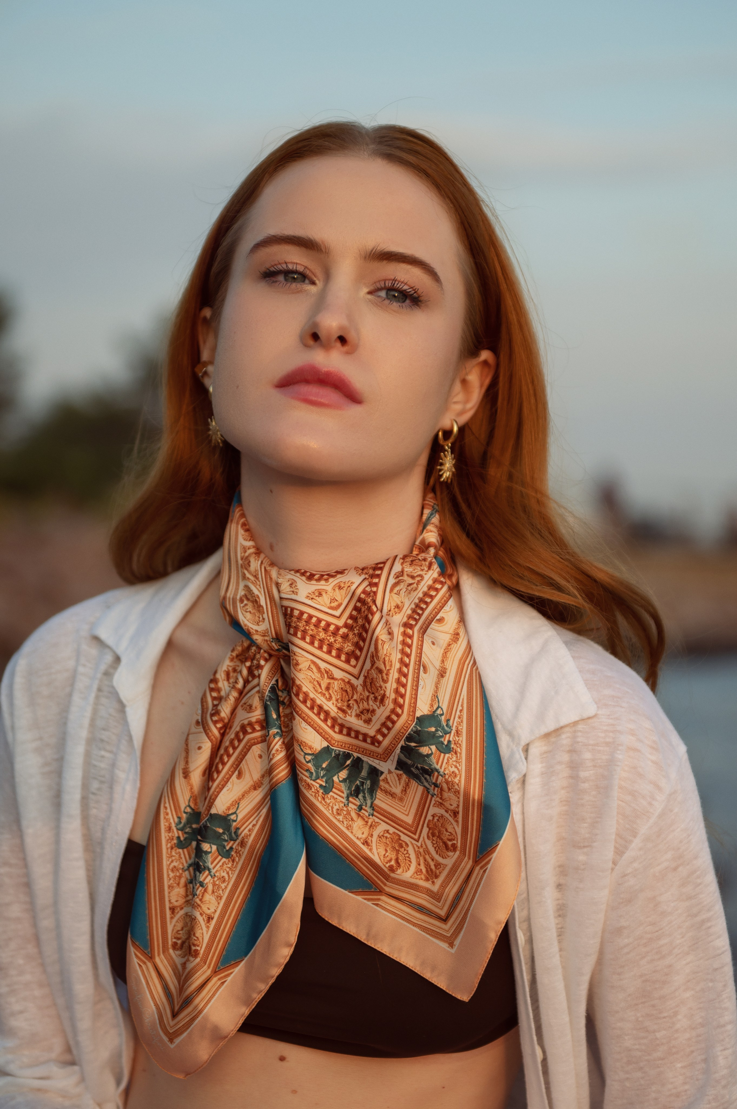 Портрет рыжеволосой девушки в белой рубашке и топе, на шее у нее яркий желтый платок.