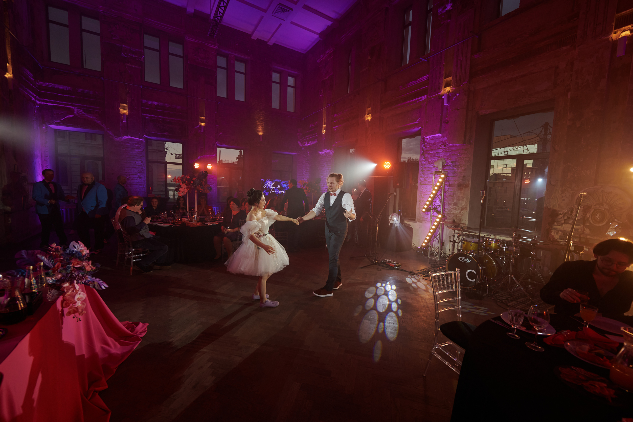 Банкет в Futuro. Свет на свадьбу Нижний Новгород Friends Rent