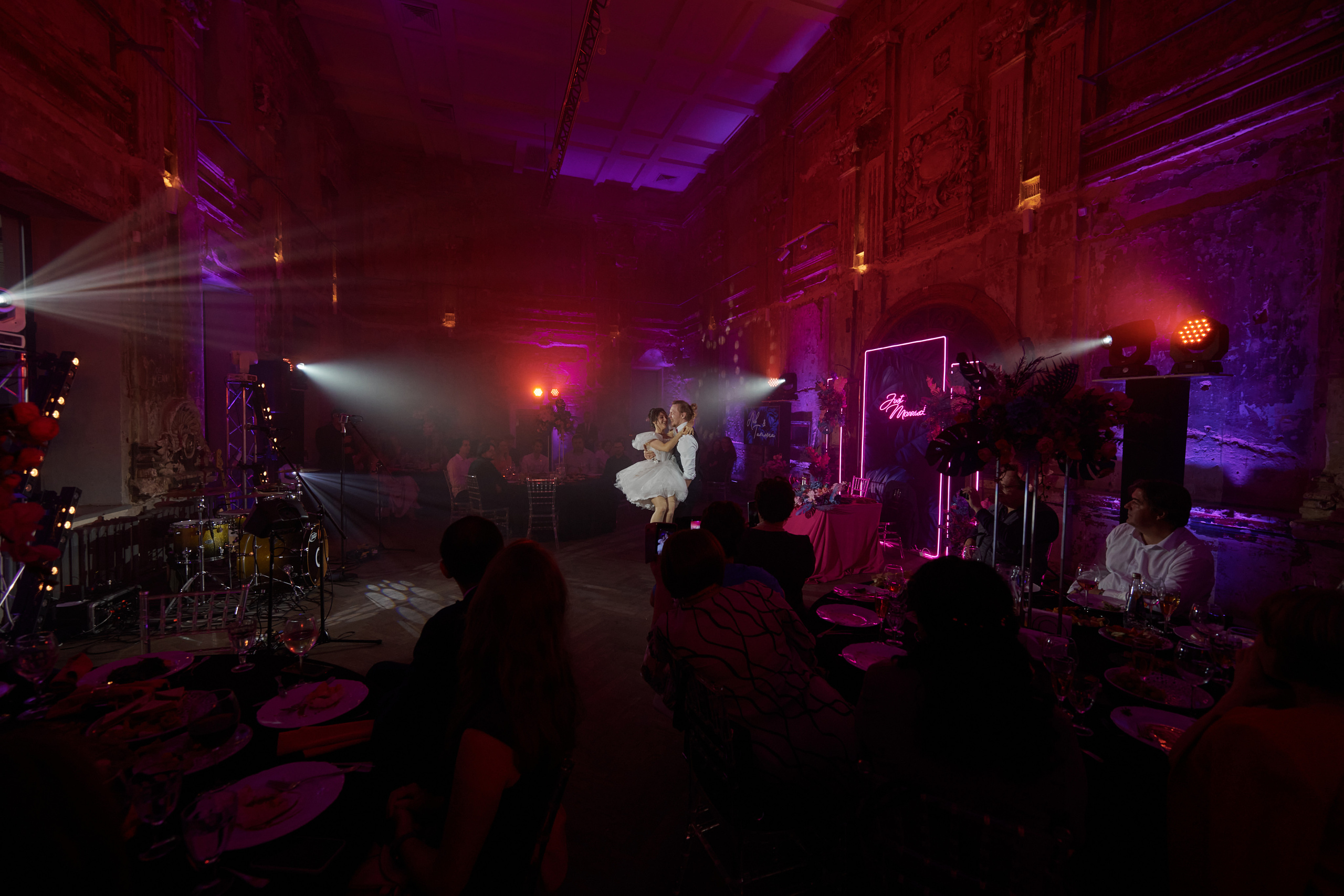 Банкет в Futuro. Свет на свадьбу Нижний Новгород Friends Rent