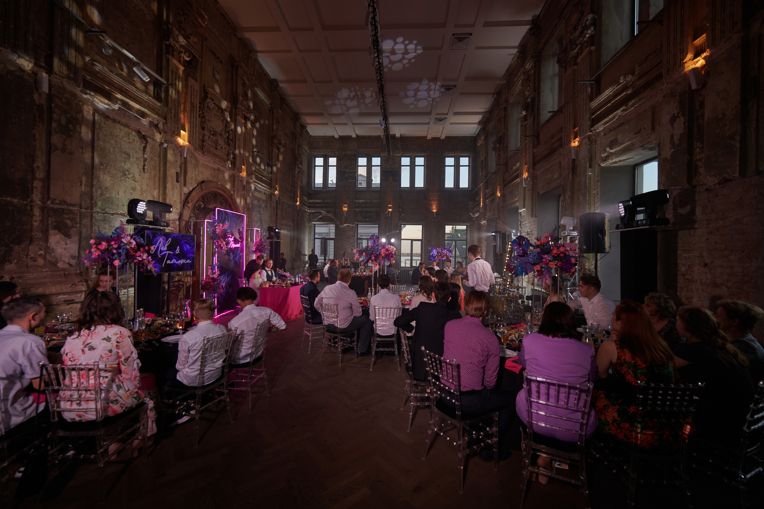 Банкет в Futuro. Свет на свадьбу Нижний Новгород Friends Rent