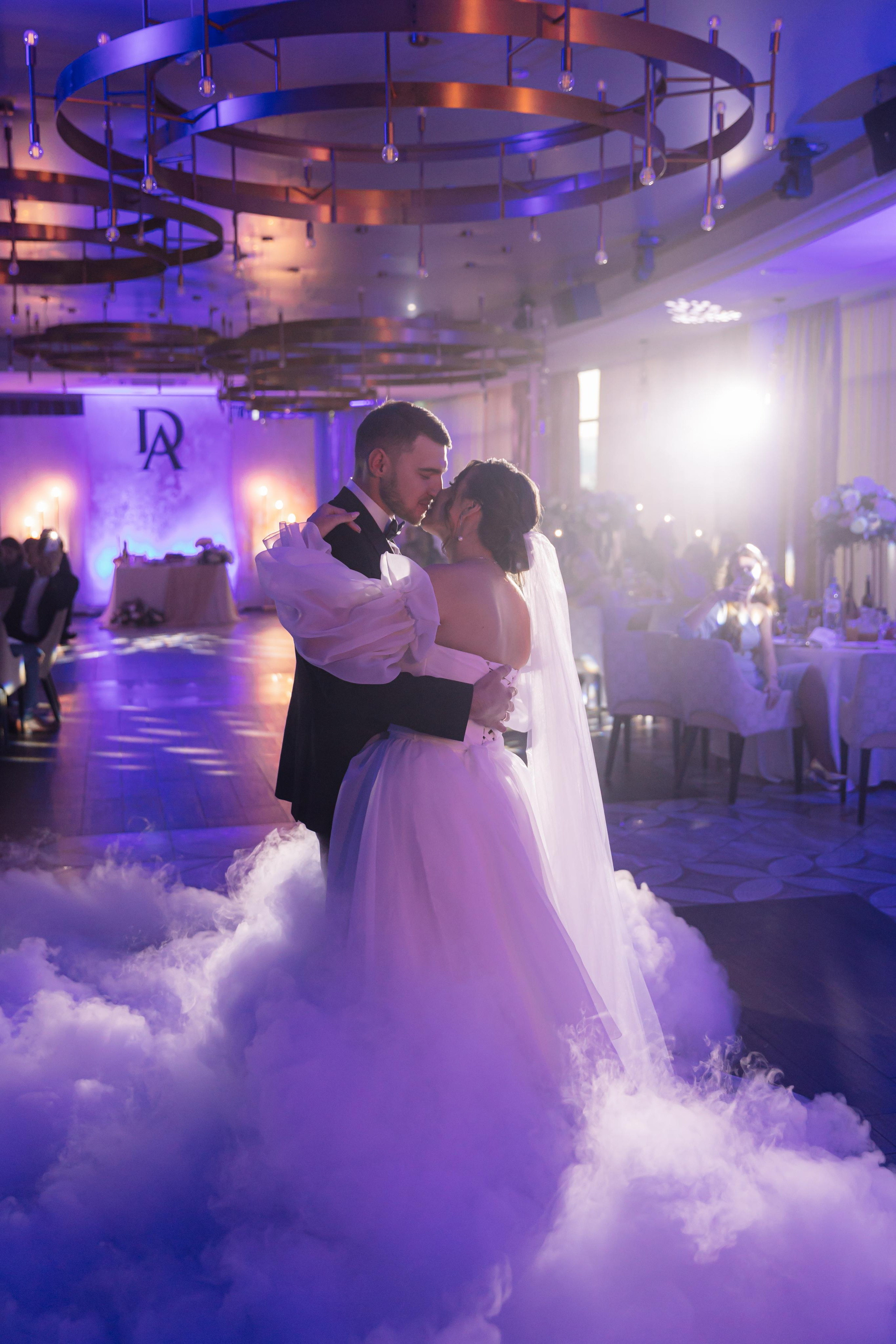 Банкет в Белом парусе. Второй этаж. Свет на свадьбу Нижний Новгород Friends Rent