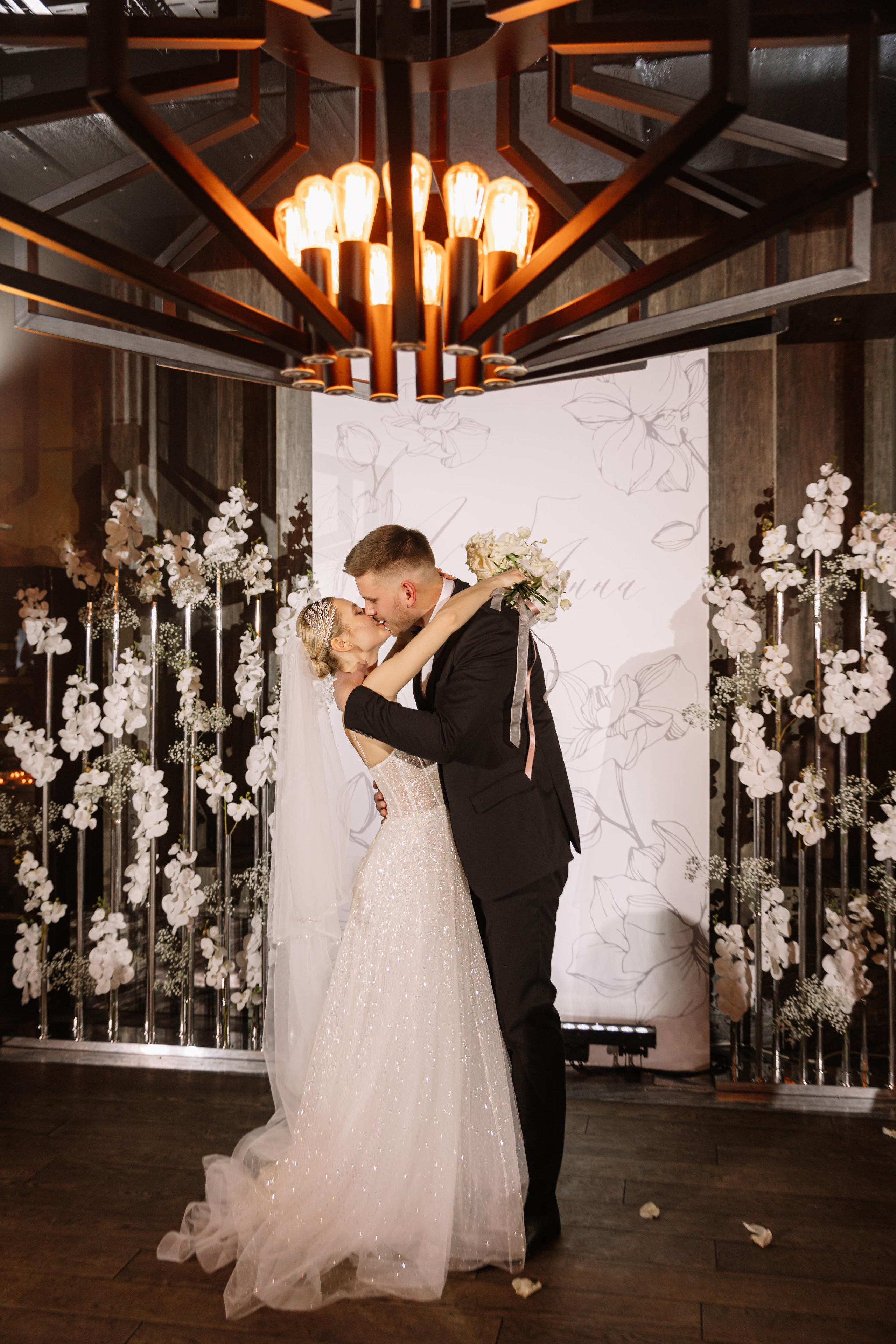 Банкет в Novo. Первый этаж. Свет на свадьбу Нижний Новгород Friends Rent