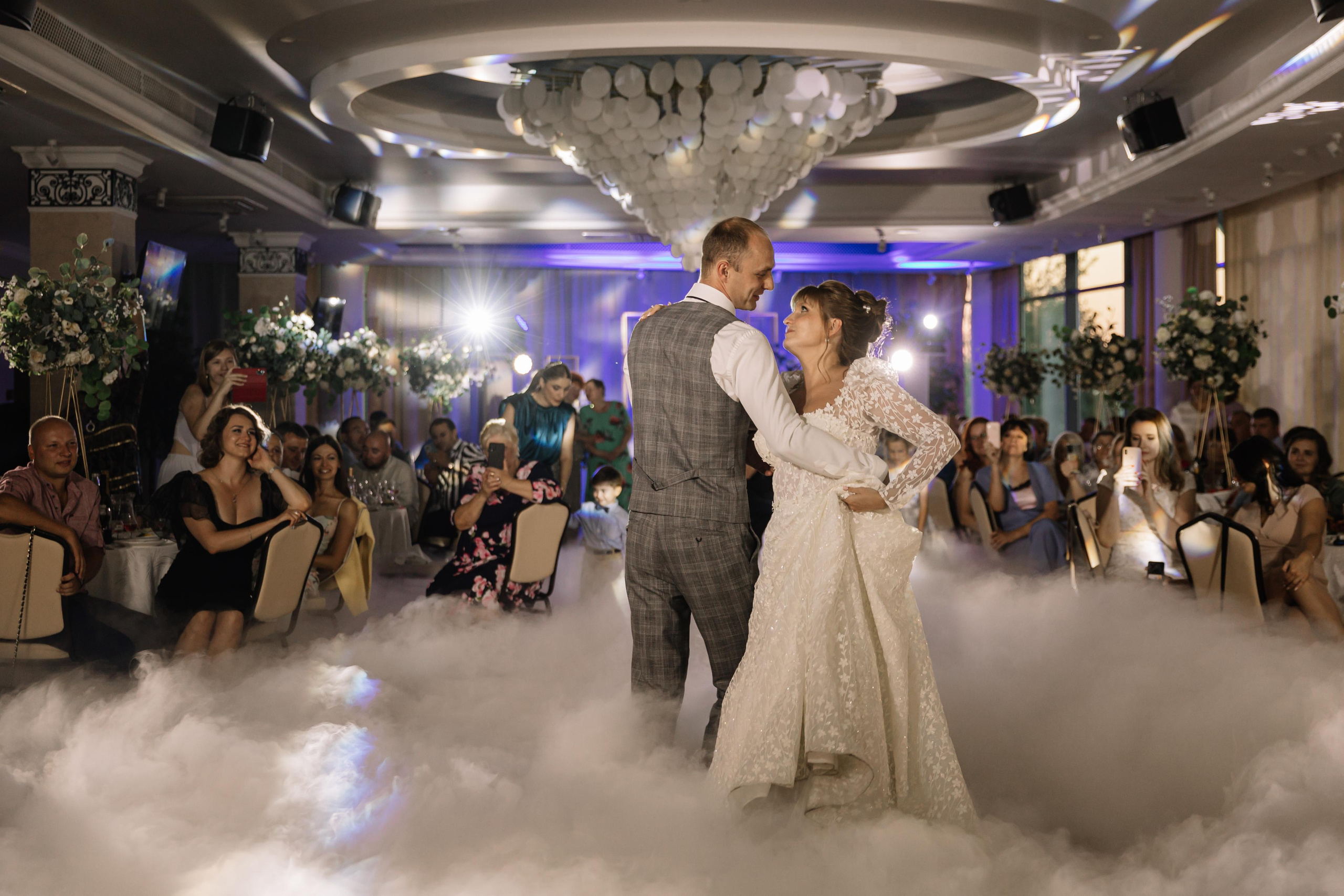 Банкет в Белом парусе. Второй этаж. Свет на свадьбу Нижний Новгород Friends Rent