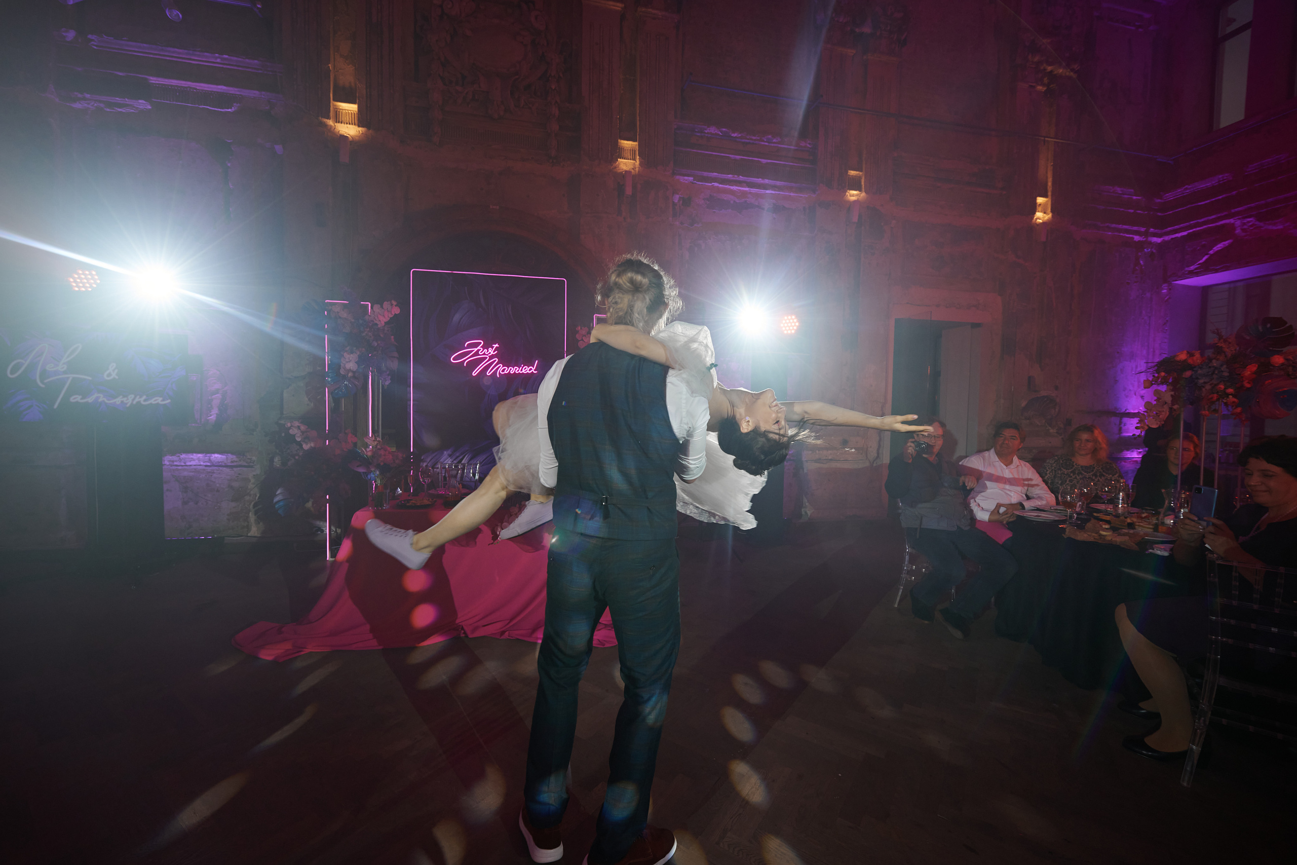 Банкет в Futuro. Свет на свадьбу Нижний Новгород Friends Rent