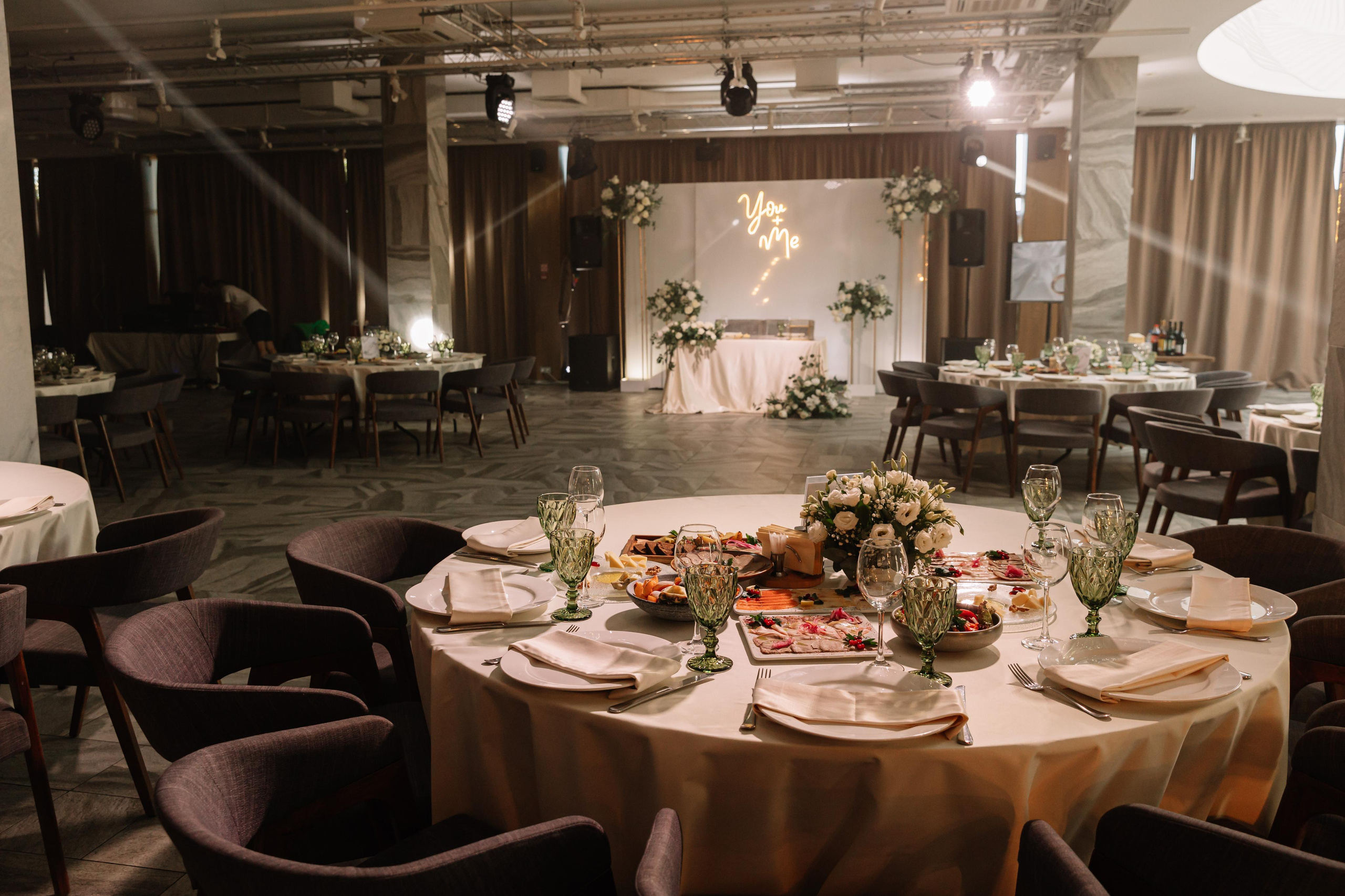 Банкет в Novo. Второй этаж. Свет на свадьбу Нижний Новгород Friends Rent