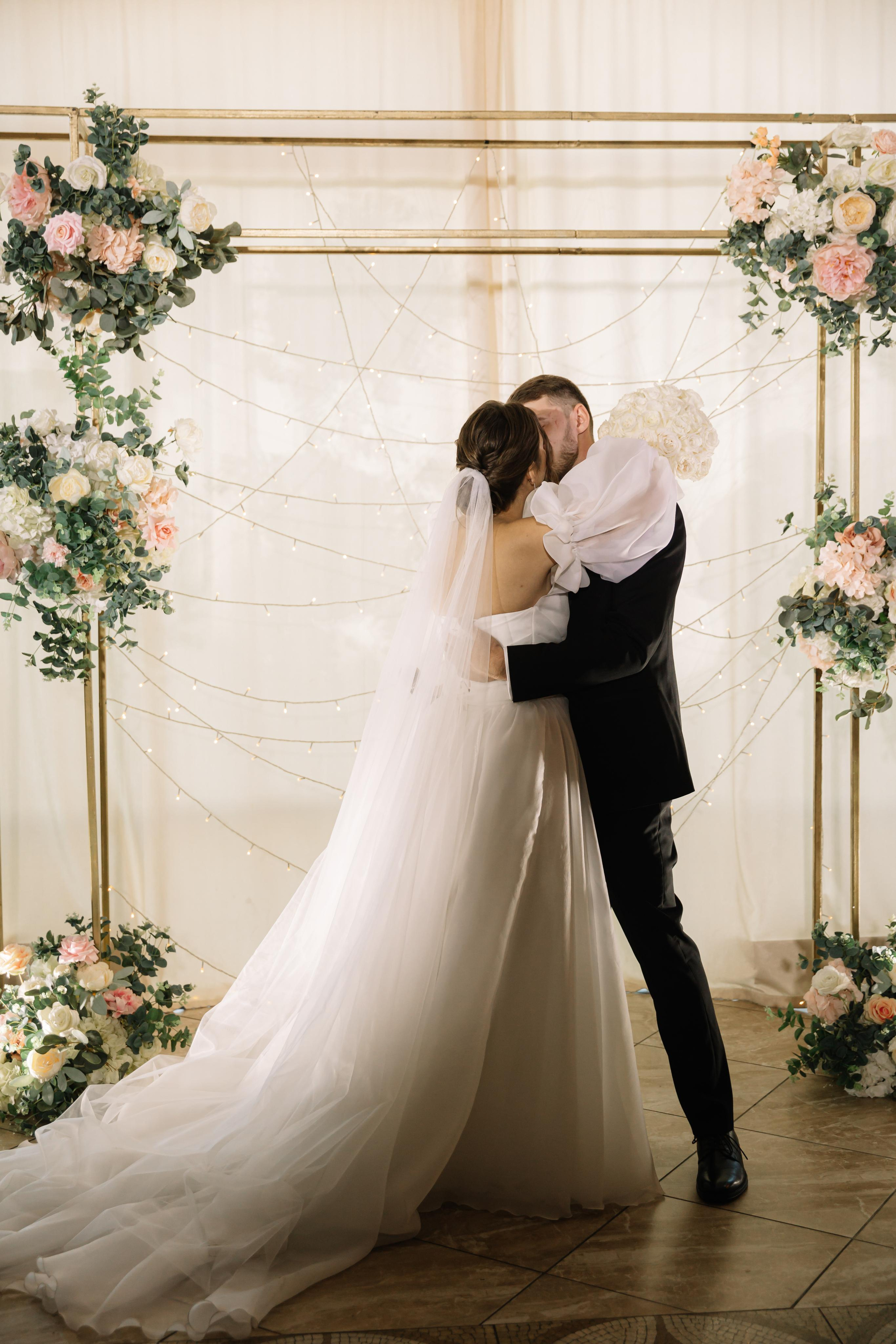 Банкет в Белом парусе. Второй этаж. Свет на свадьбу Нижний Новгород Friends Rent