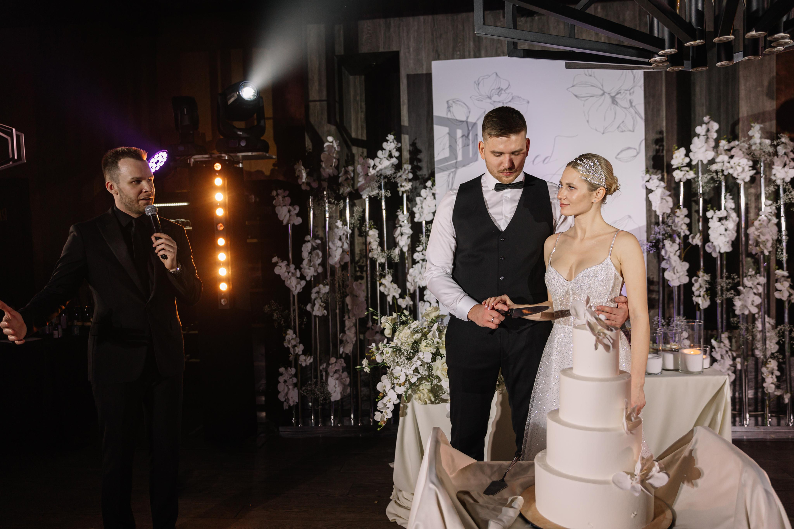 Банкет в Novo. Первый этаж. Свет на свадьбу Нижний Новгород Friends Rent