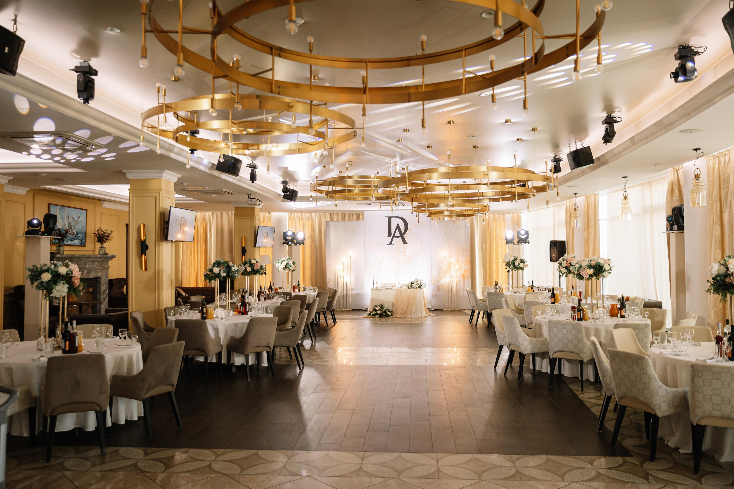 Банкет в Белом парусе. Второй этаж. Свет на свадьбу Нижний Новгород Friends Rent